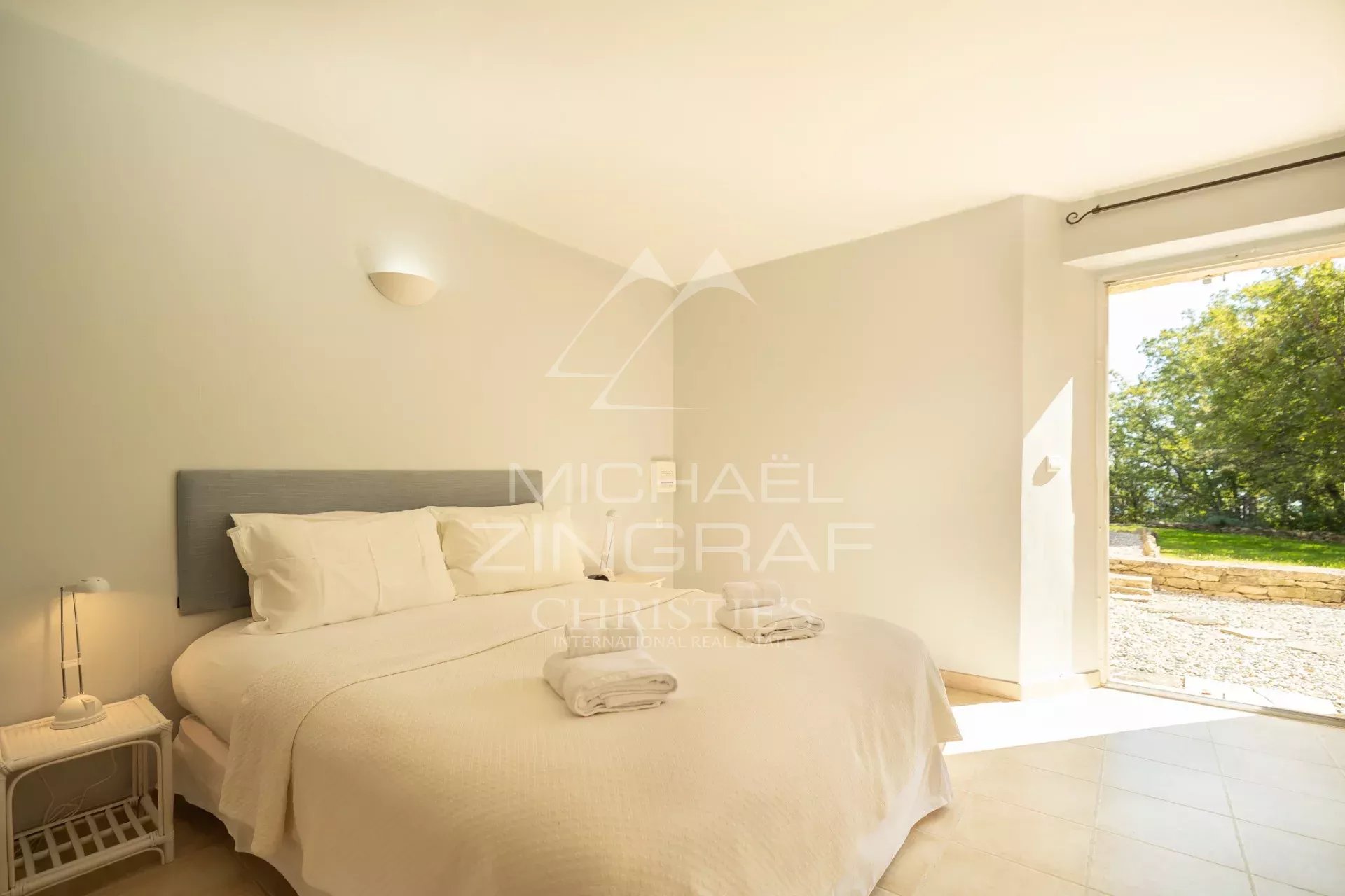 Gordes – Wunderschönes Steinhaus mit Aussicht und Pool, nur wenige Schritte vom Dorfzentrum entfernt