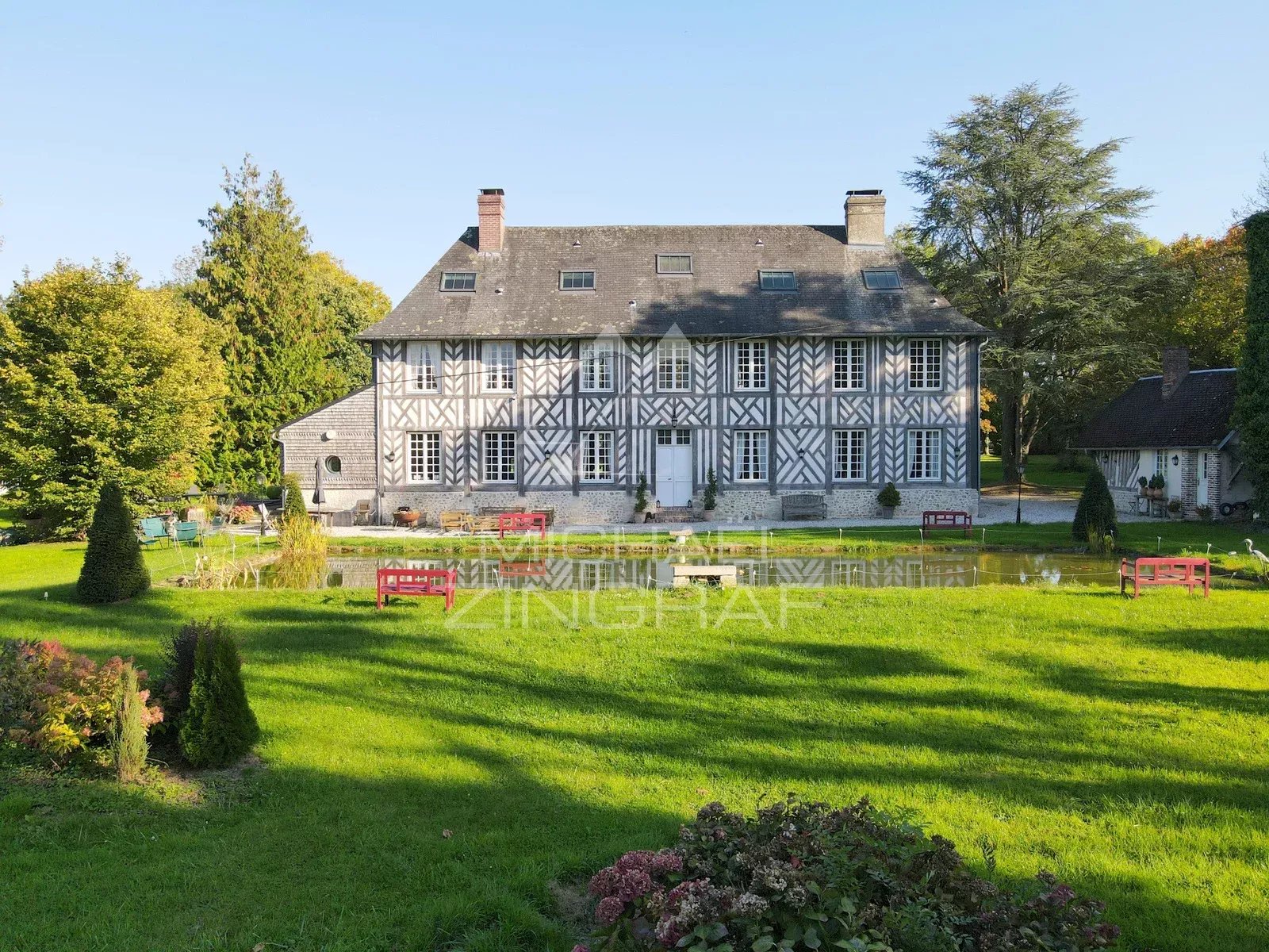 Manoir et dépendances a proximité de la mer