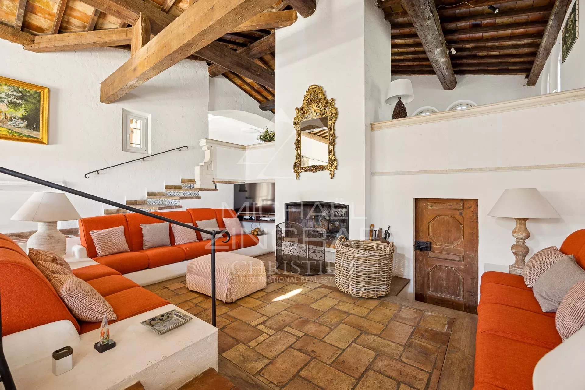 Near Saint-Paul-de-Vence: Superb Property in a Gated Estate