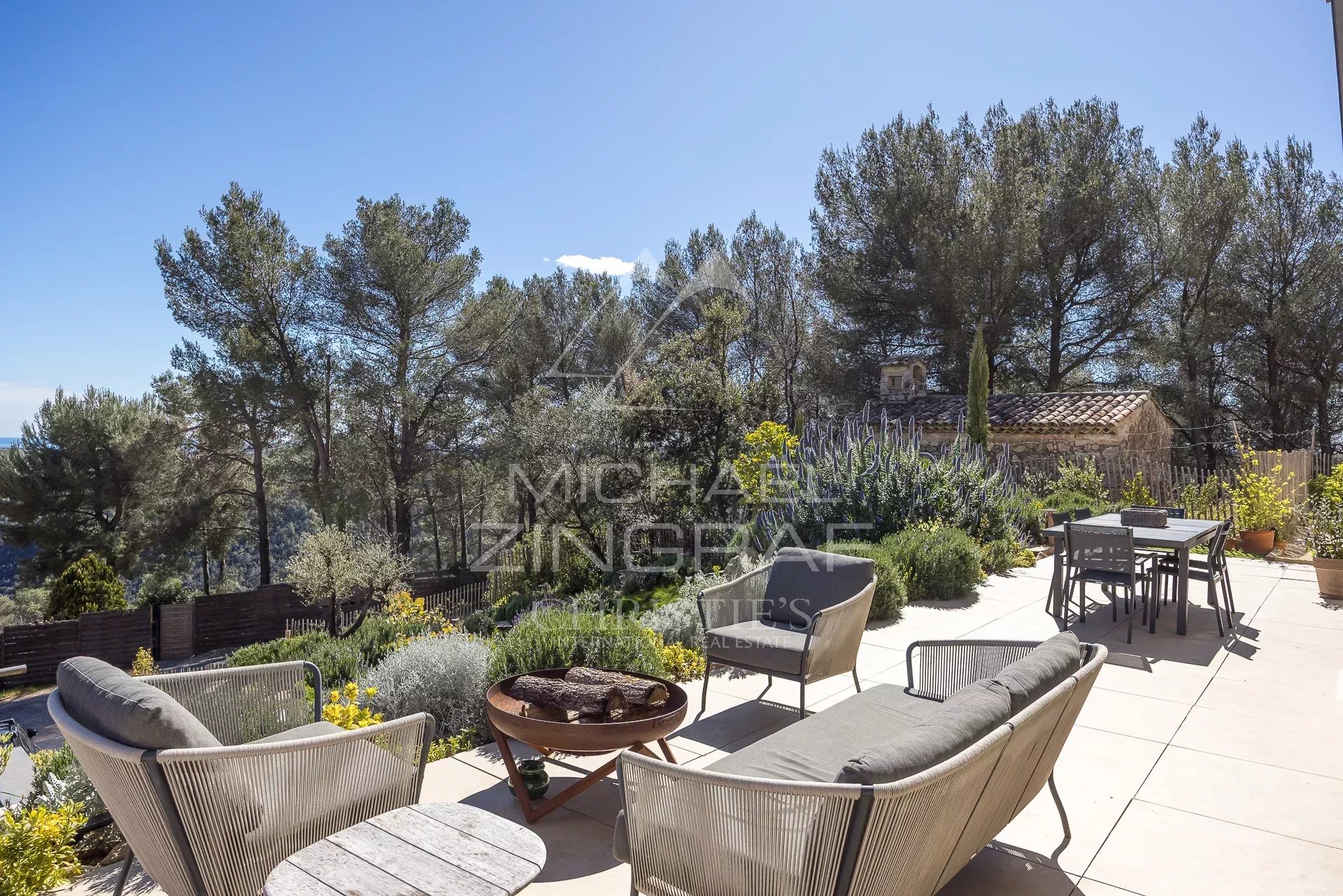 Tourrettes-sur-Loup : Propriété provençale moderne ave vue panoramique sur la mer et les collines