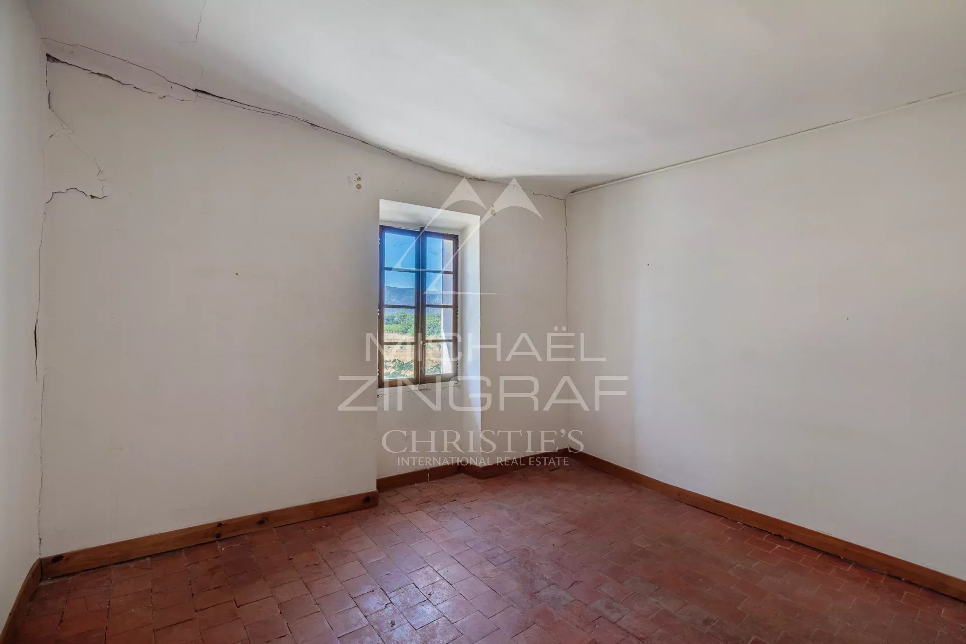 In der Nähe von Gordes - Altes Bauernhaus aus dem 18. Jahrhundert zum Renovieren