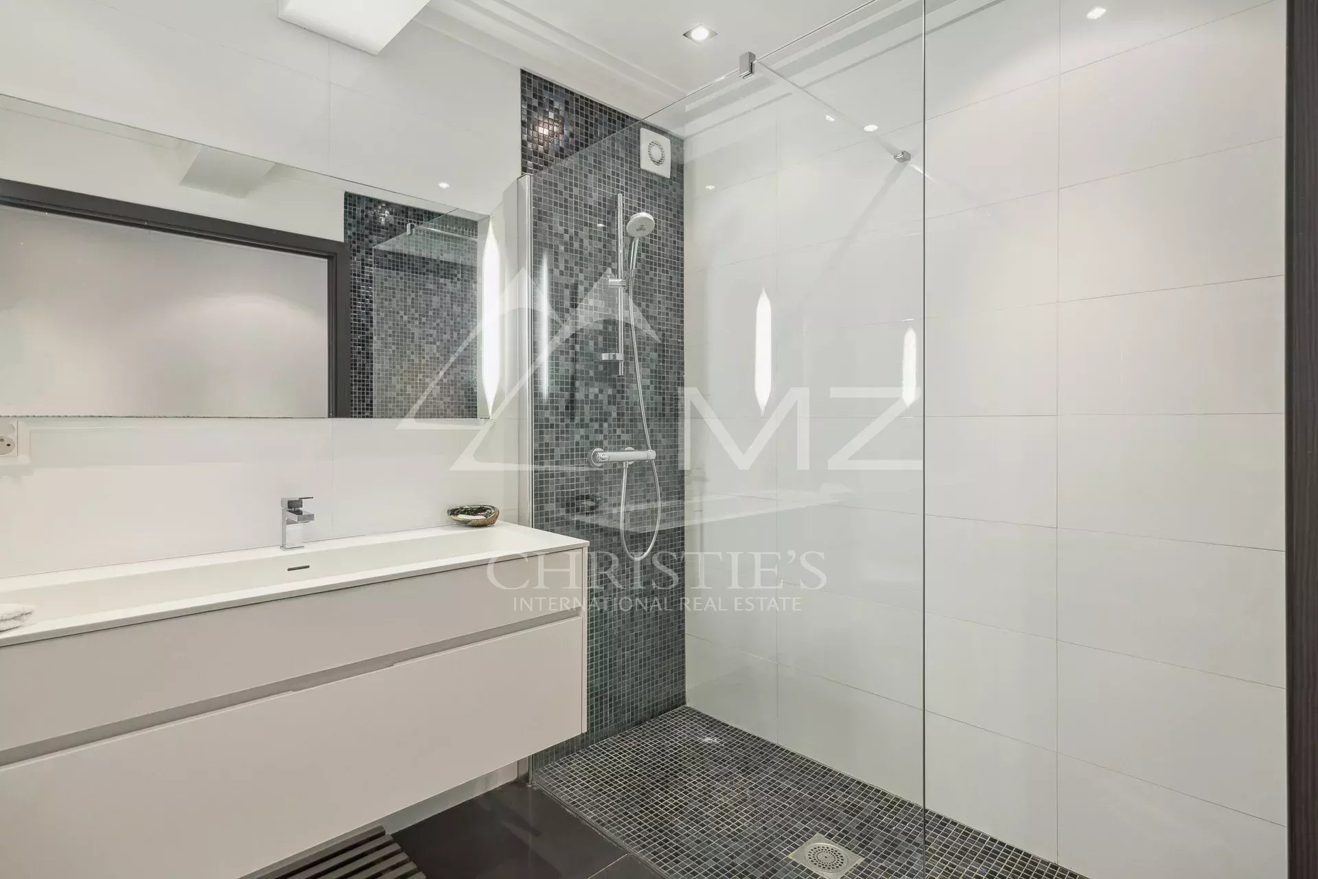 Superb contemporary 3-room apartment in perfect condition