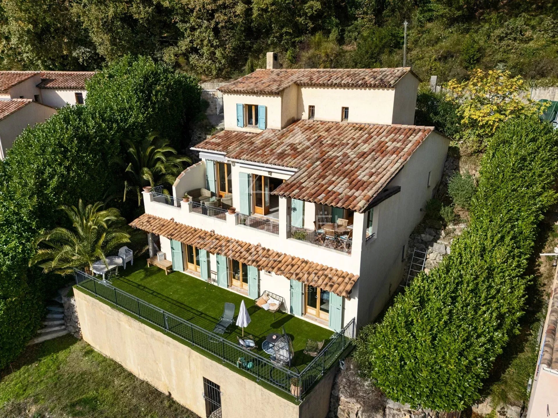 Grasse – Familienhaus in absoluter Ruhe mit Meerblick