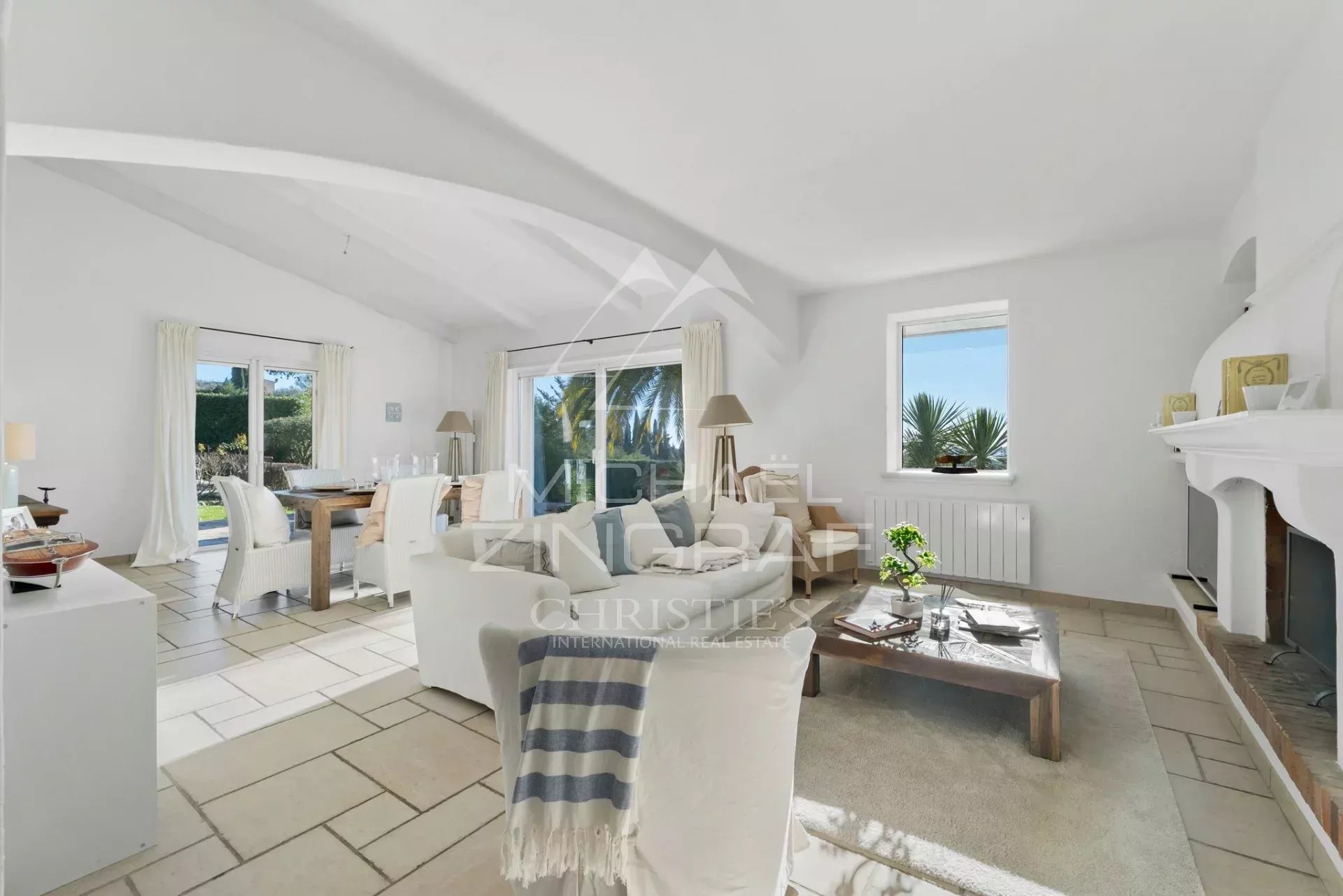 Panoramablick auf Meer und Berge