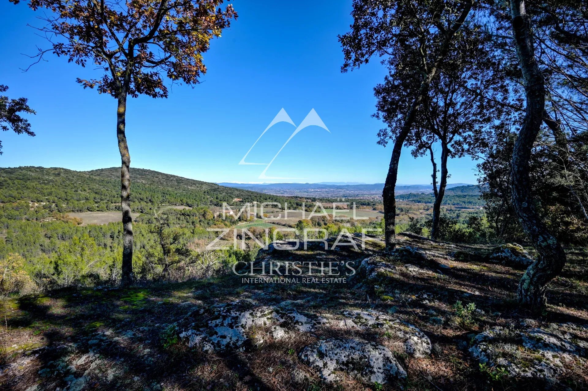 House in an exceptional setting 20 km from Aix-en-Provence