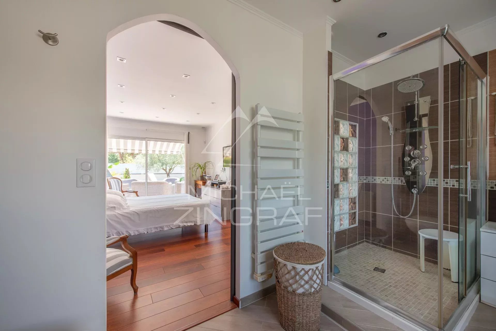 Maison contemporaine rénovée et de plain-pied, La Hume