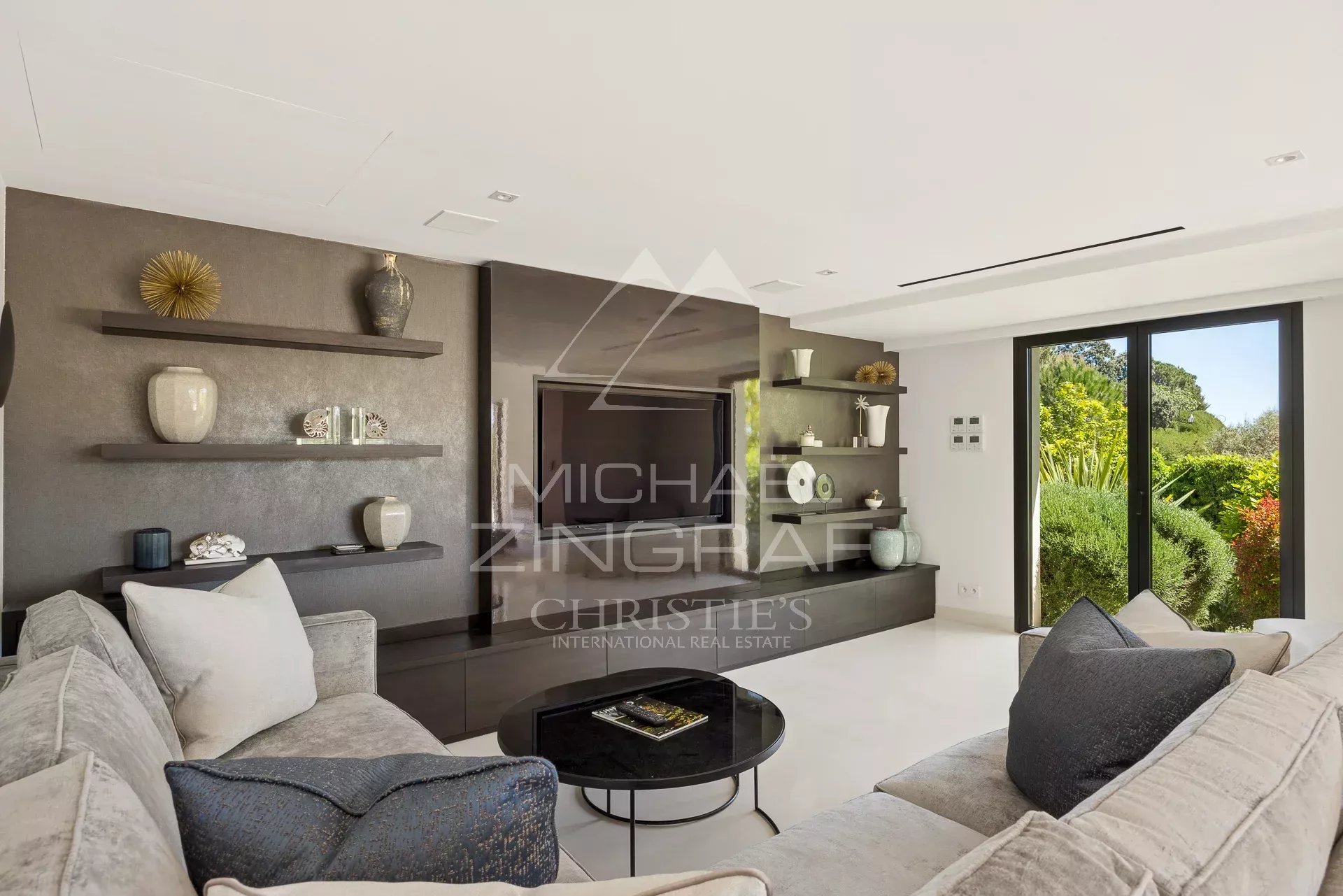 Close to Saint-Paul de Vence - Luxurious Villa within a closed domain