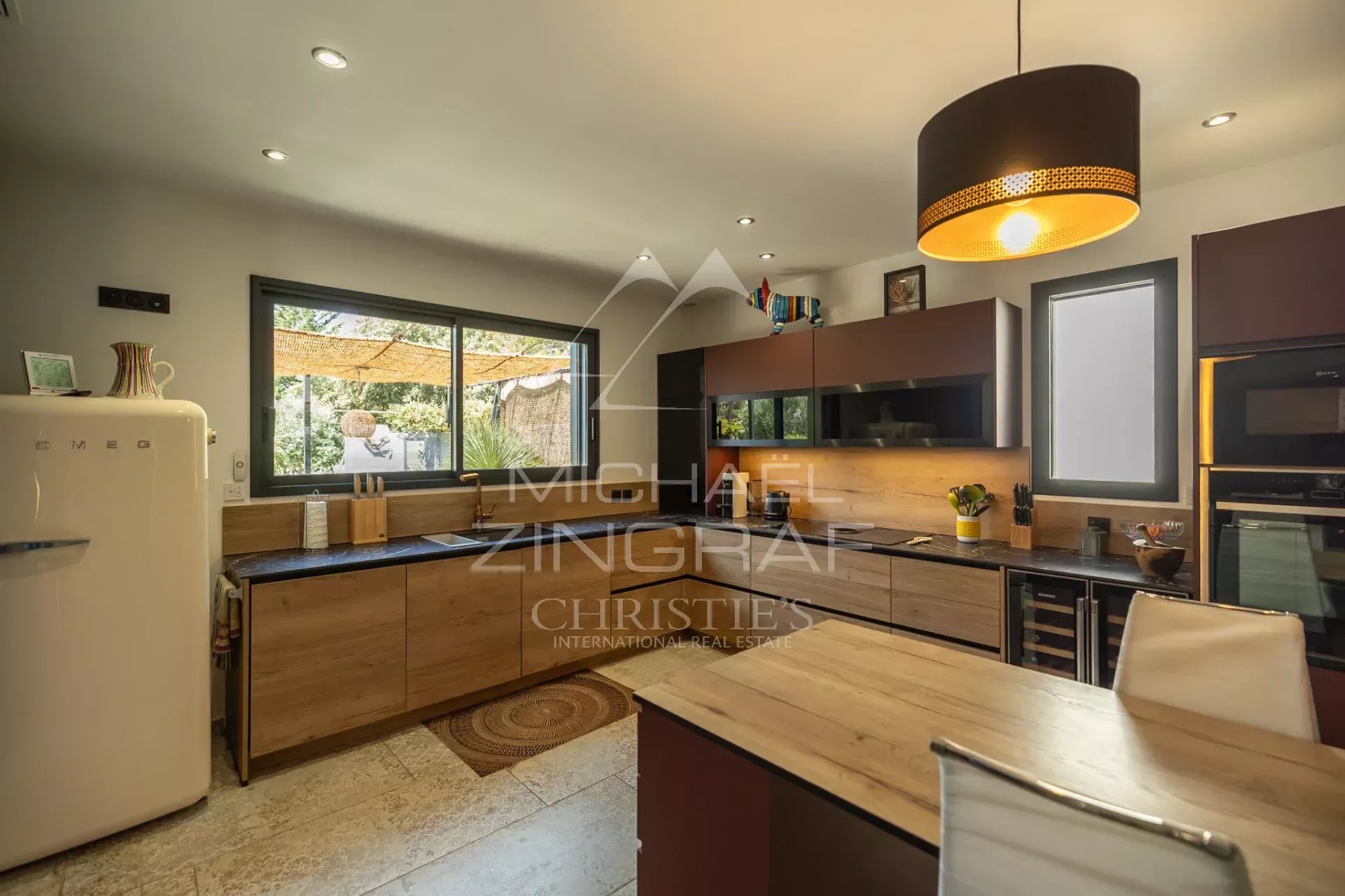 Zeitgenössisches Anwesen