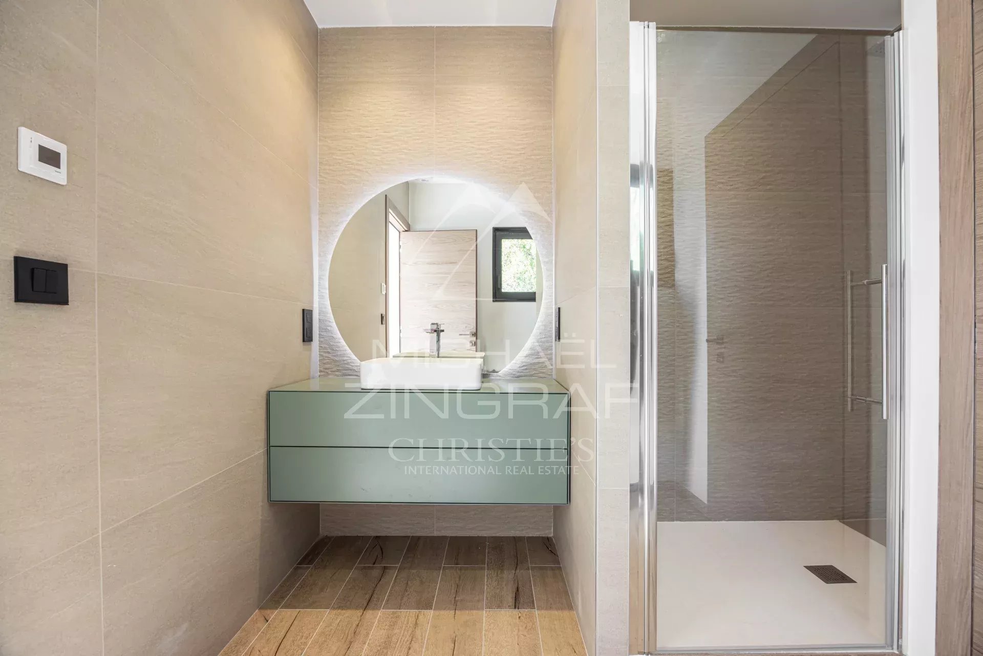 Contemporary villa in a quiet gated domain