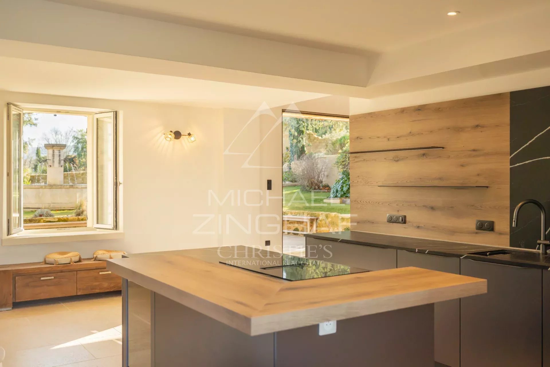 Außergewöhnliches, komplett renoviertes Landhaus auf einem 2,6 ha großen Grundstück mit Swimmingpool.