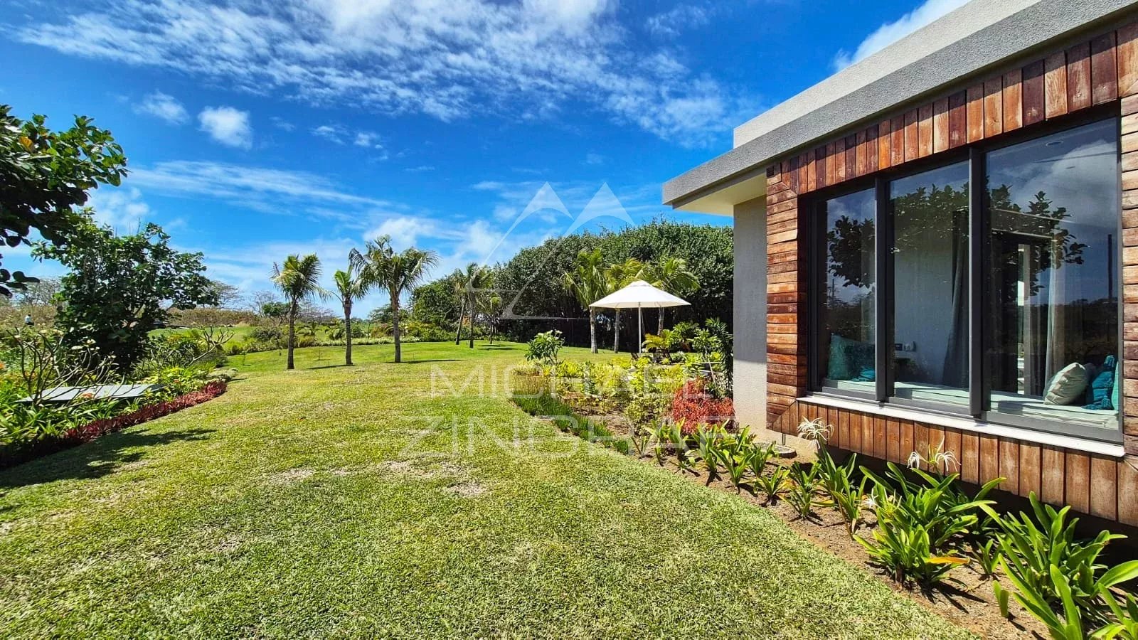 Moderne ebenerdige Villa mit Golfblick in ruhiger Lage