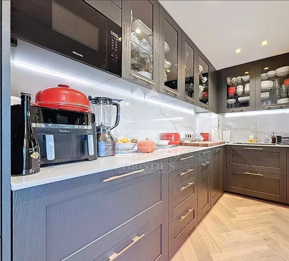 Juan-les-Pins – Außergewöhnliche Wohnung im obersten Stockwerk, großzügige Räume, Sonne und Meerblick