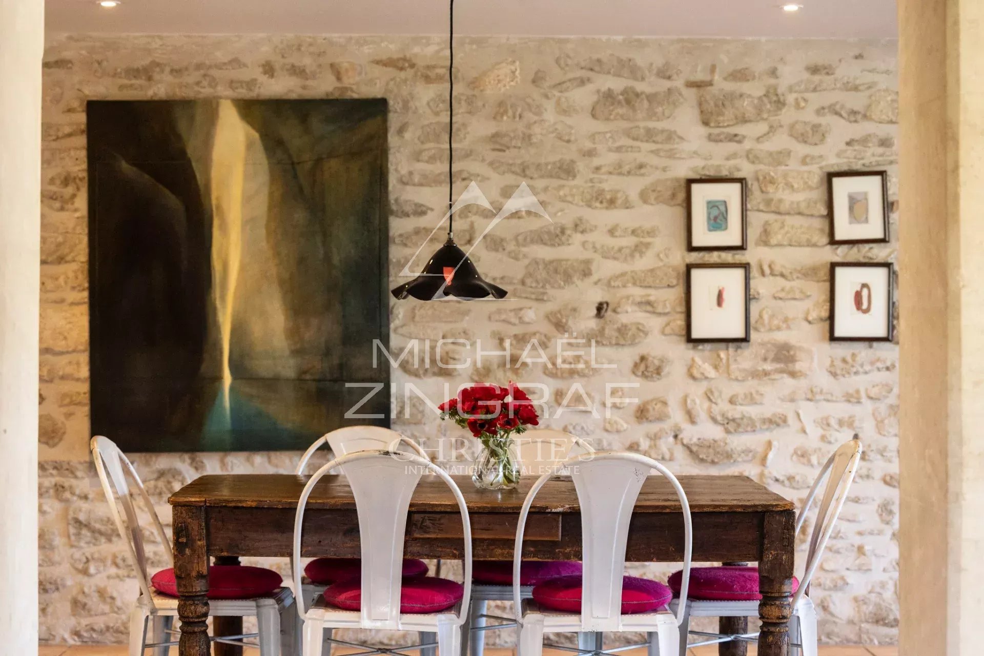 Mas provençal en pierre entouré d'oliviers