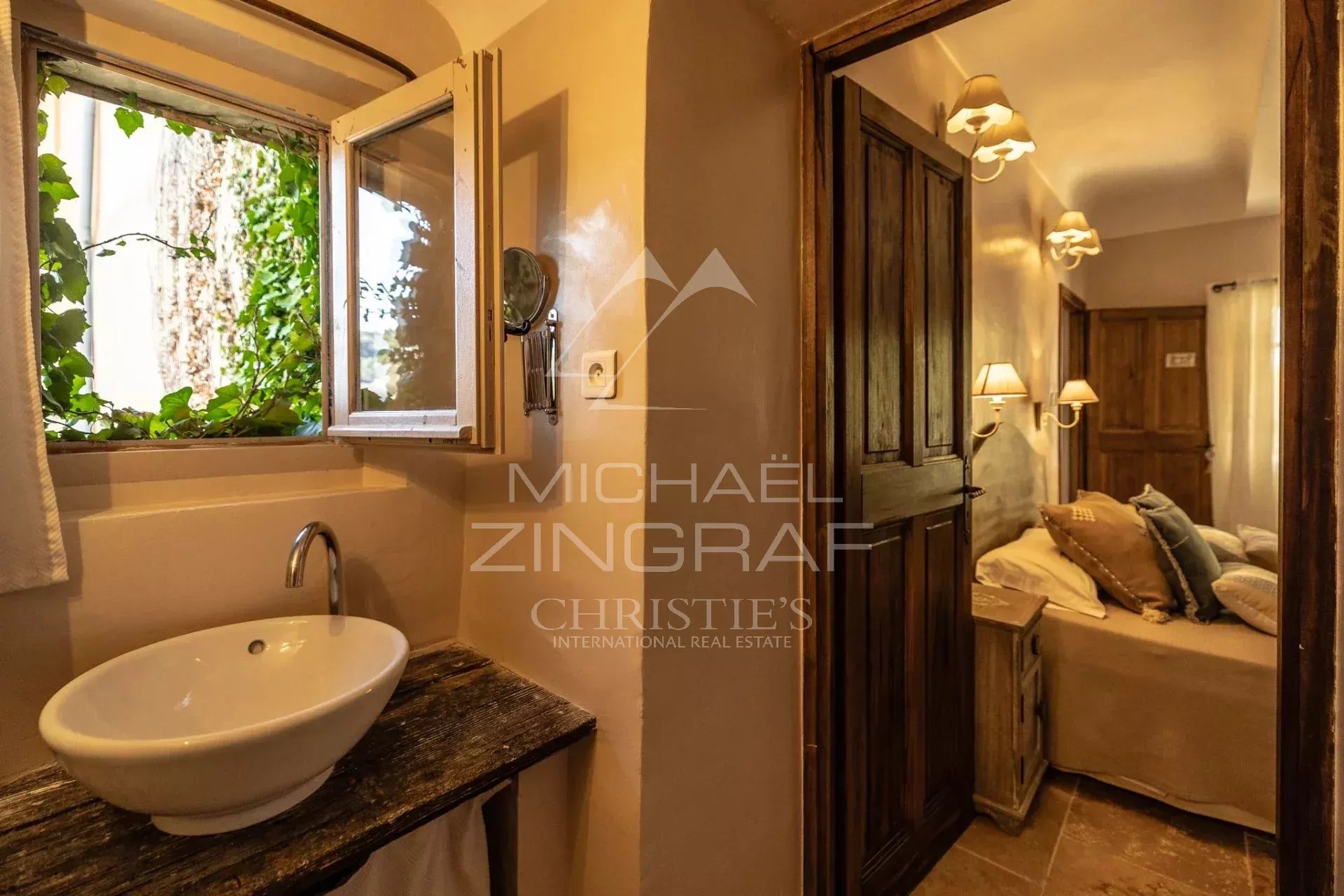 Vue exceptionnelle à 10 mn à pieds du centre village ! Mas avec piscine entre Luberon et Monts de Vaucluse