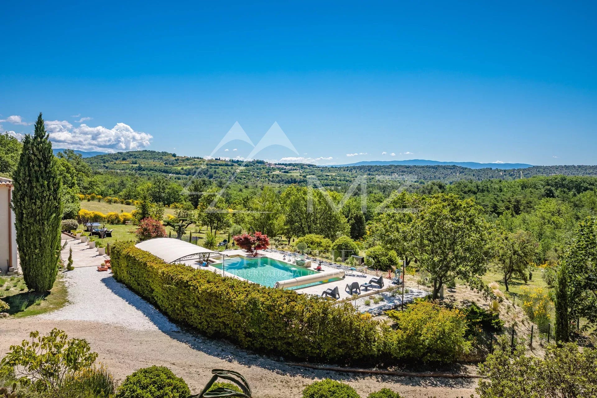 Proche Gordes - Belle bastide avec piscine chauffée