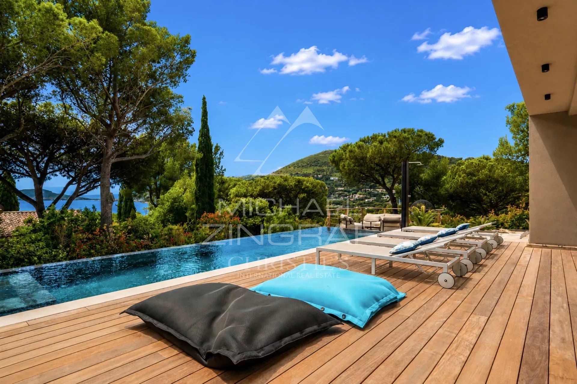 Superbe propriété contemporaine avec une magnifique vue sur la mer à Escalet