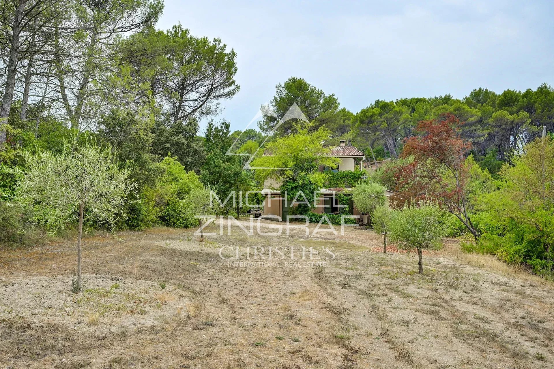 A 14 km d'Aix en Provence, maison familiale avec deux logements, oliveraie