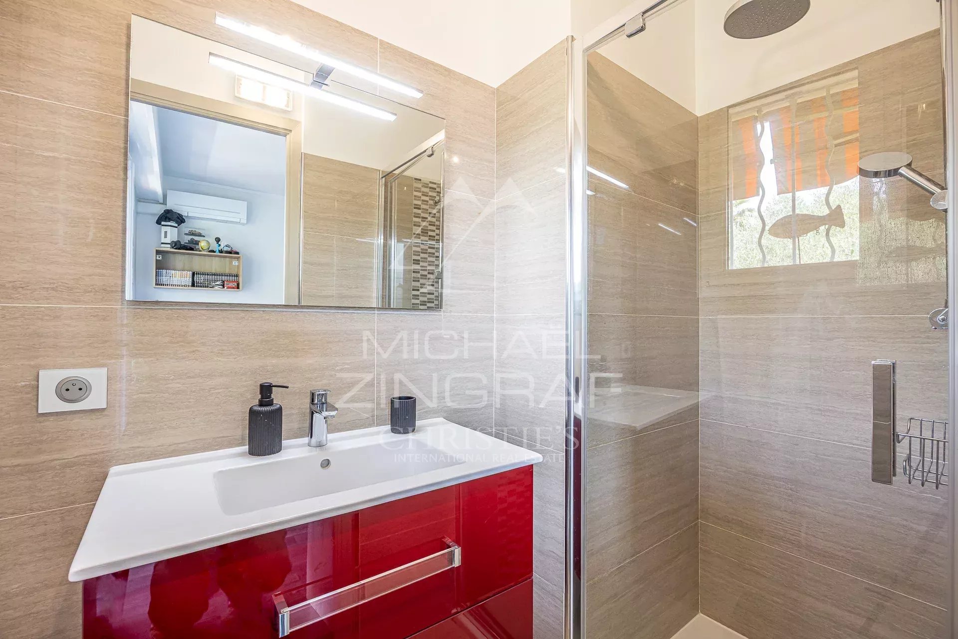 Exclusivité Prestige et Vue Mer au Cœur d’Antibes : Élégant 4 Pièces dans Résidence de Standing