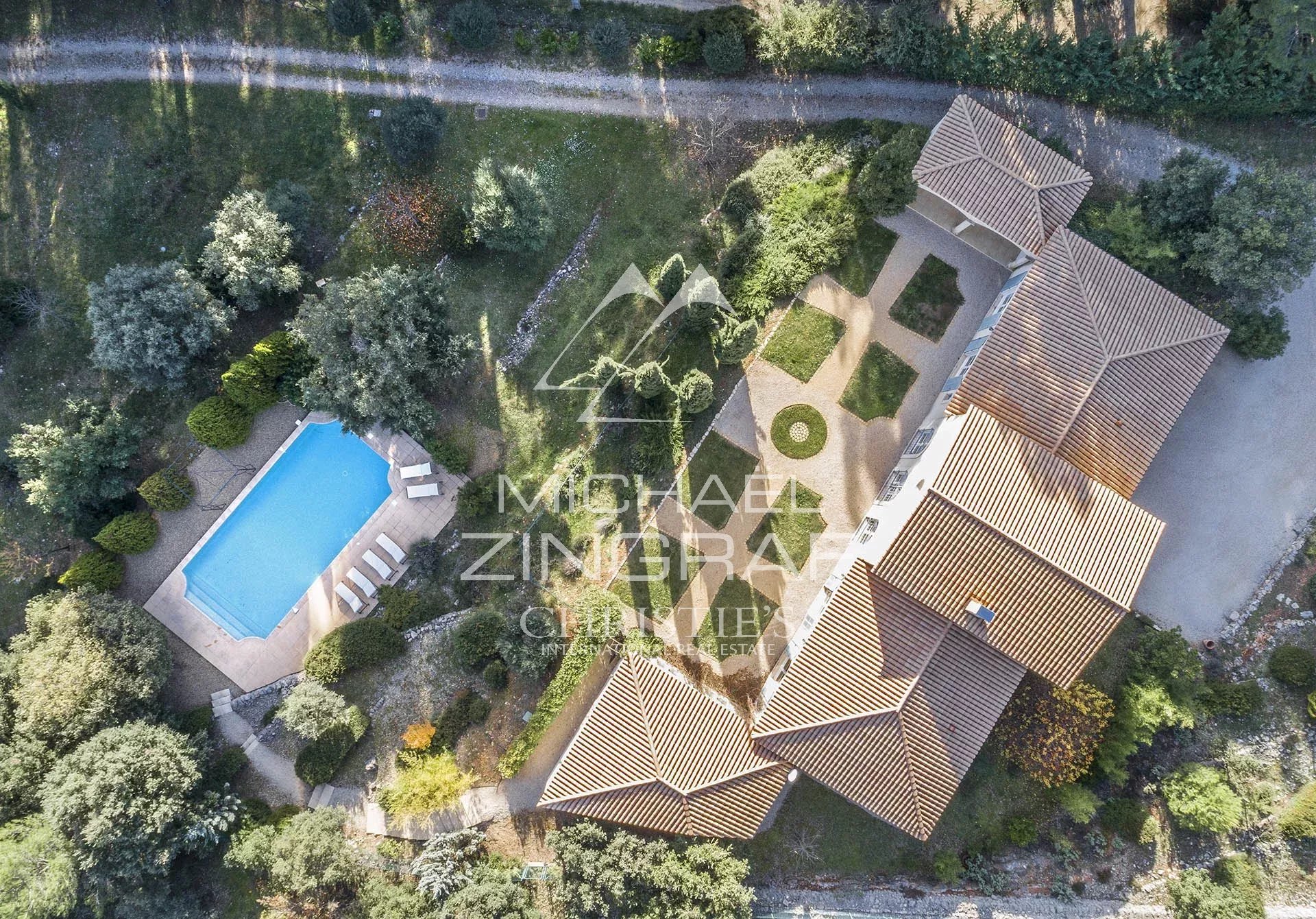 Edles Anwesen in einem grünen Paradies