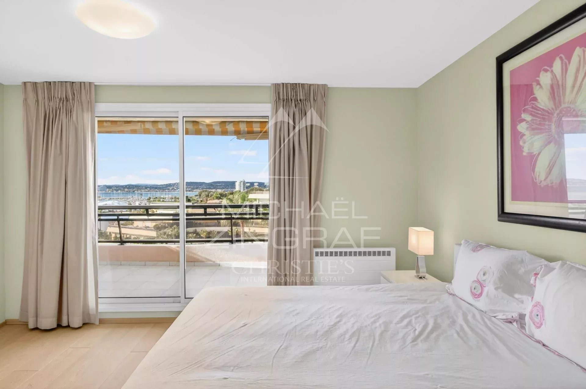 Proche Nice - Penthouse d’exception avec piscine privative face à la mer