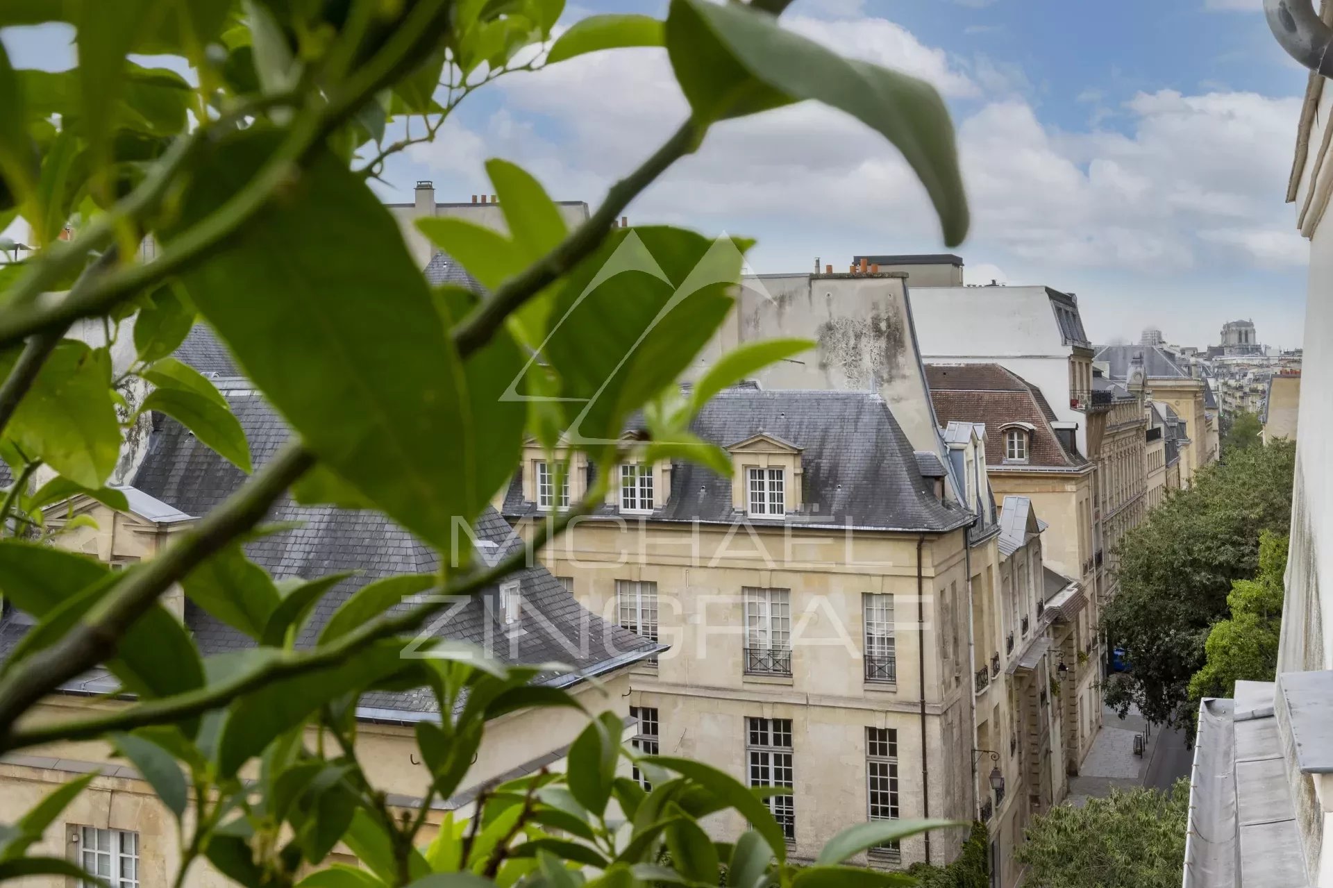 Charmante oberste Etage im Herzen des Marais Rue des Archives mit Blick auf ein privates Herrenhaus