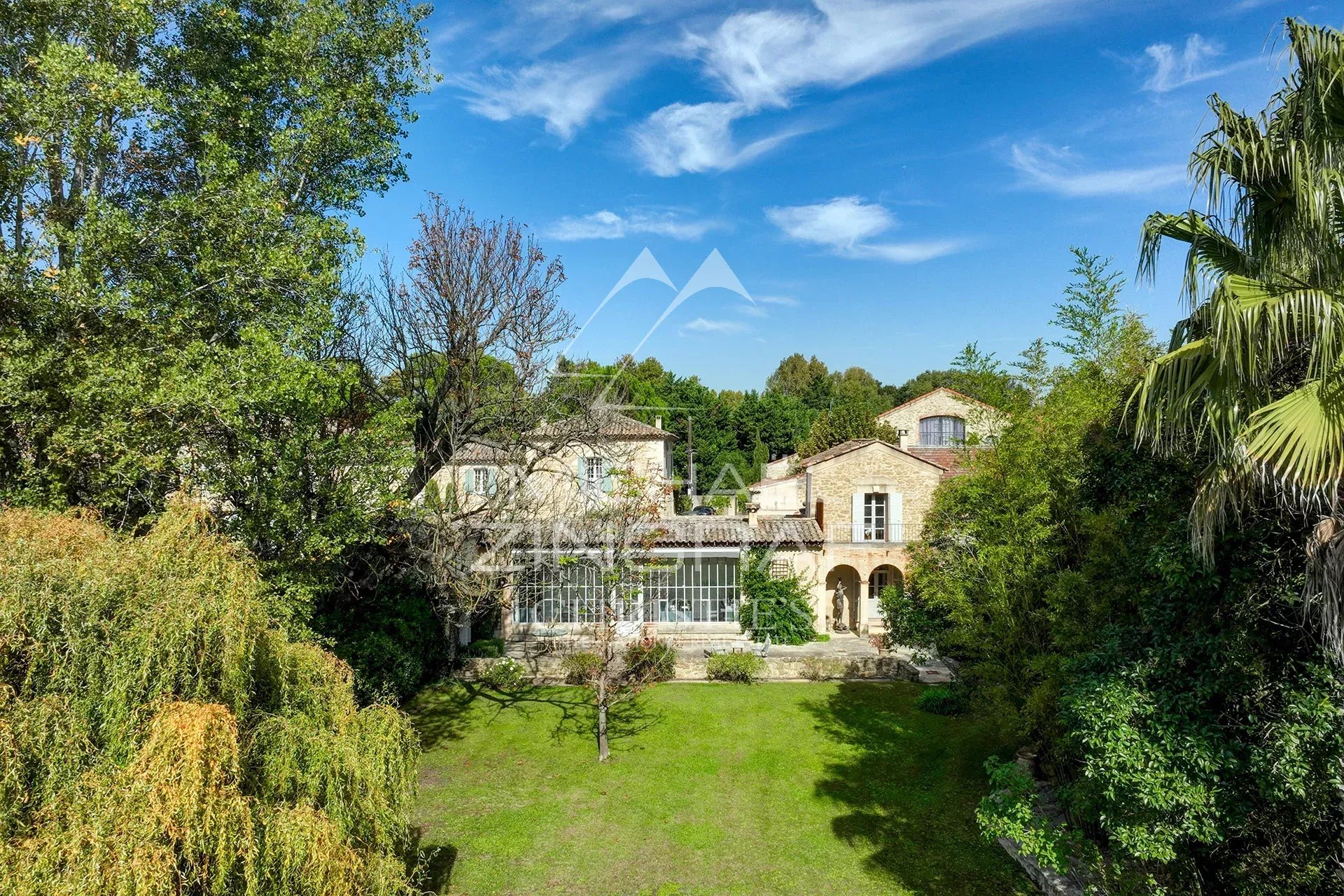 Propriété de caractère proche Avignon