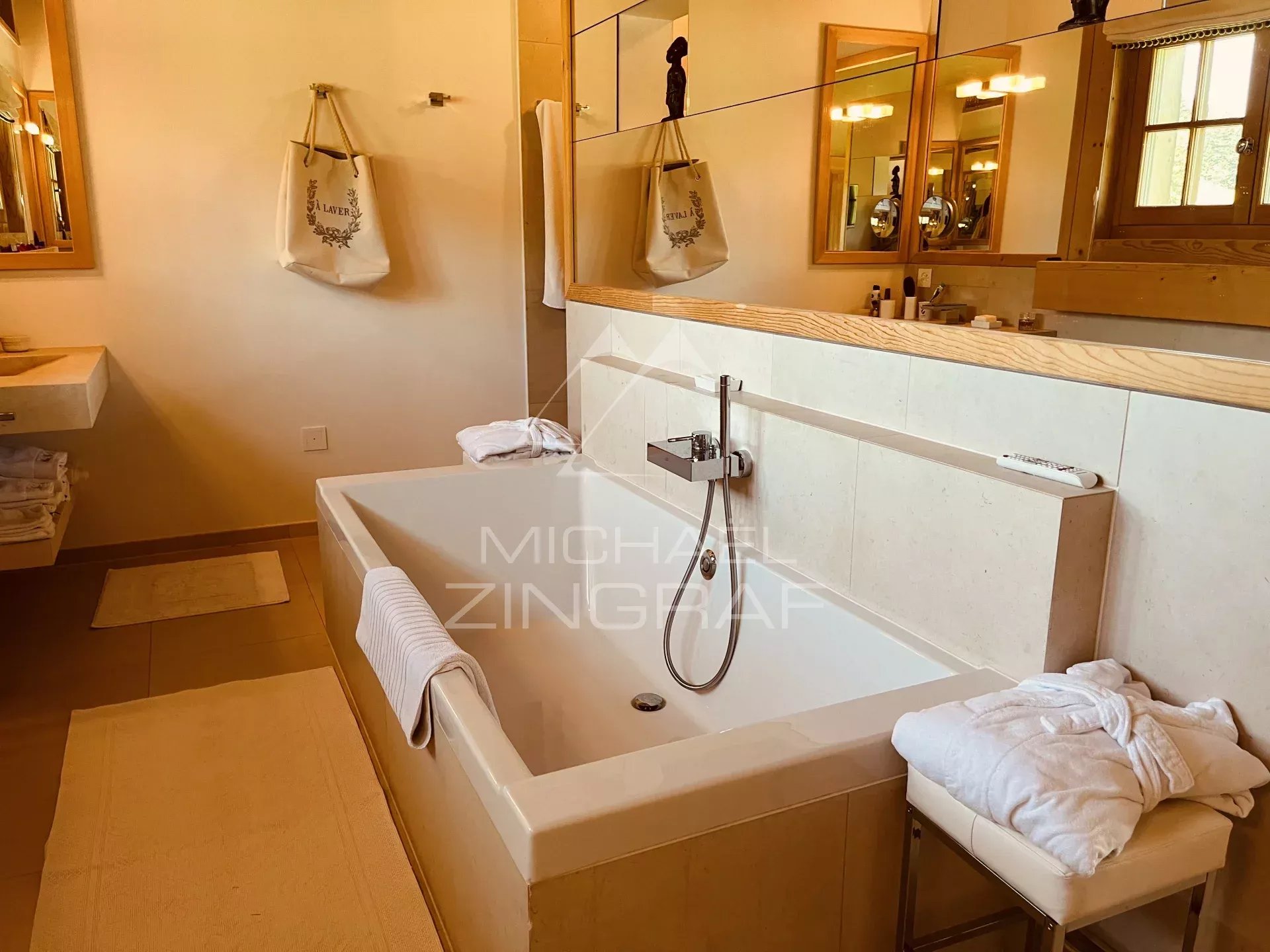 Chalet familial luxueux à proximité des pistes de Schoenried et Saanenmoeser