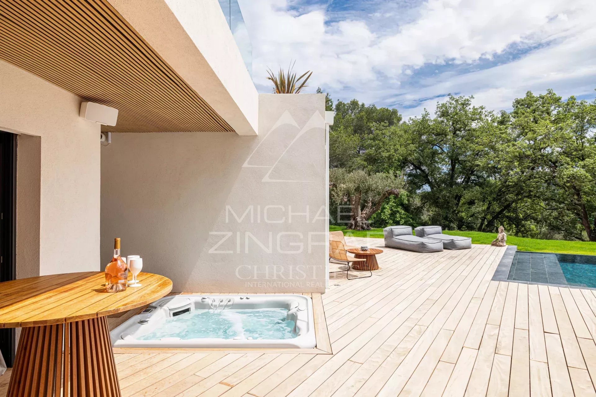 Villa contemporaine dans un domaine privé