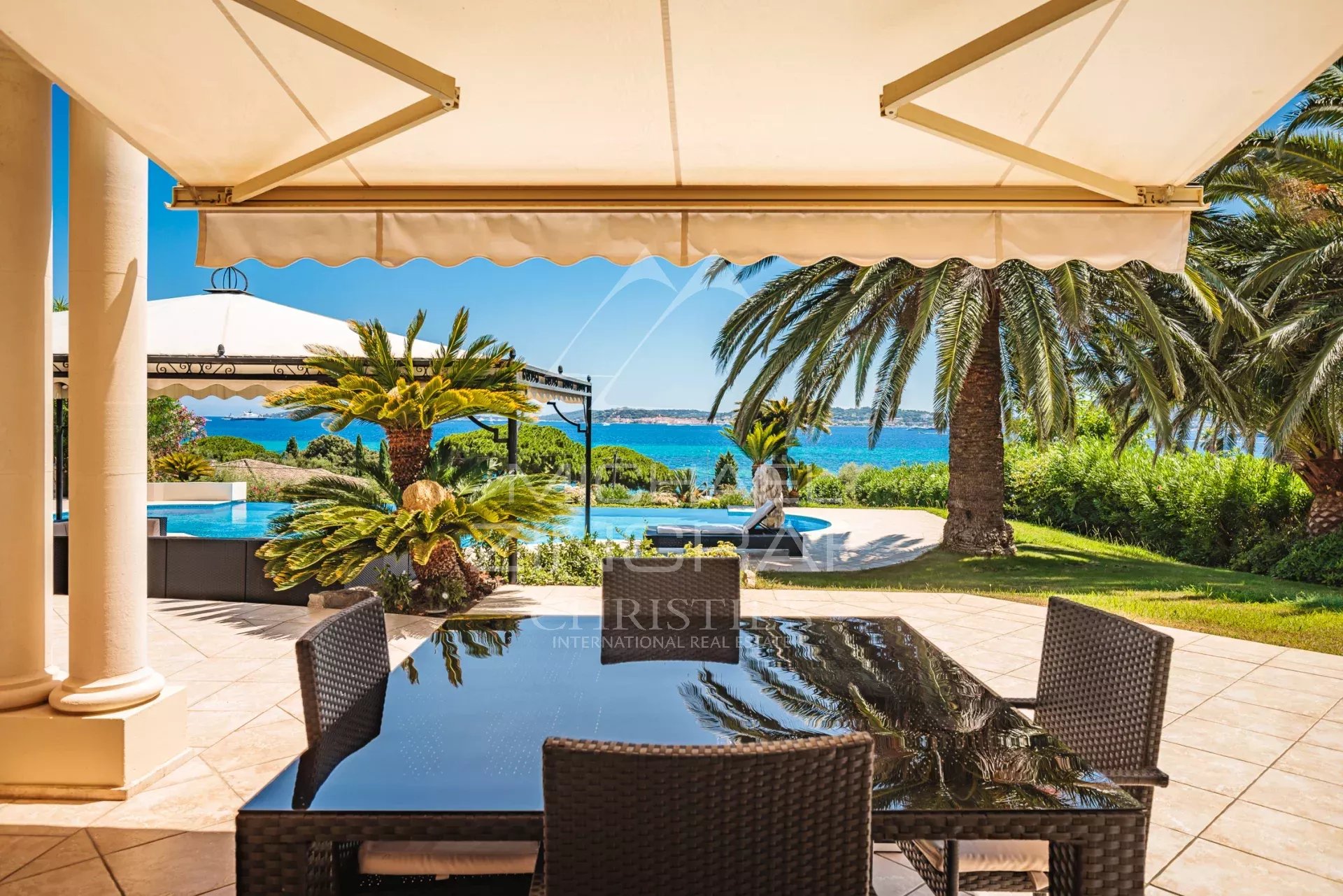 Villa with panoramic sea view over the village of Saint-Tropez