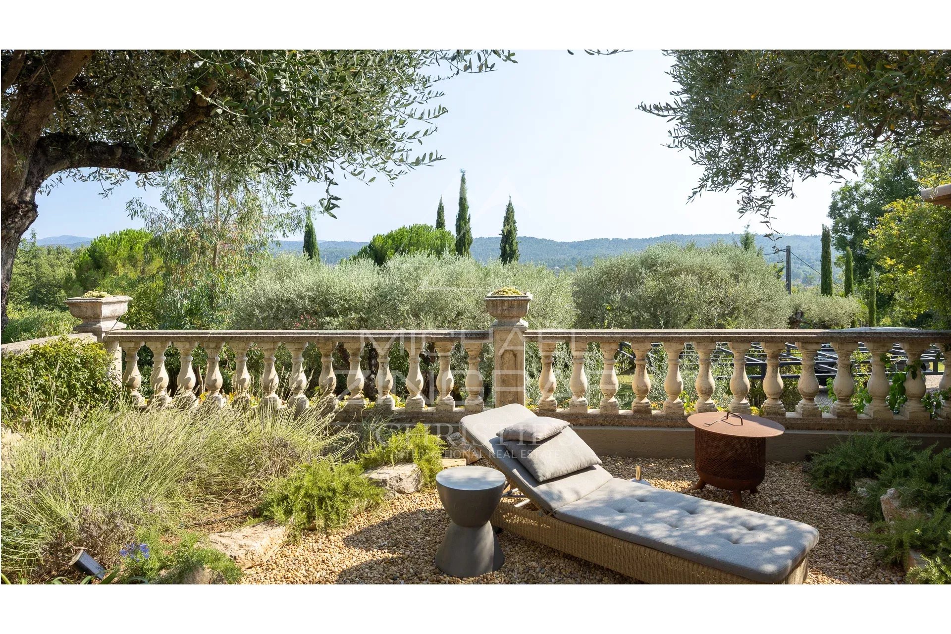 Propriété d’exception rénovée avec élégance – Vue panoramique & prestations haut de gamme