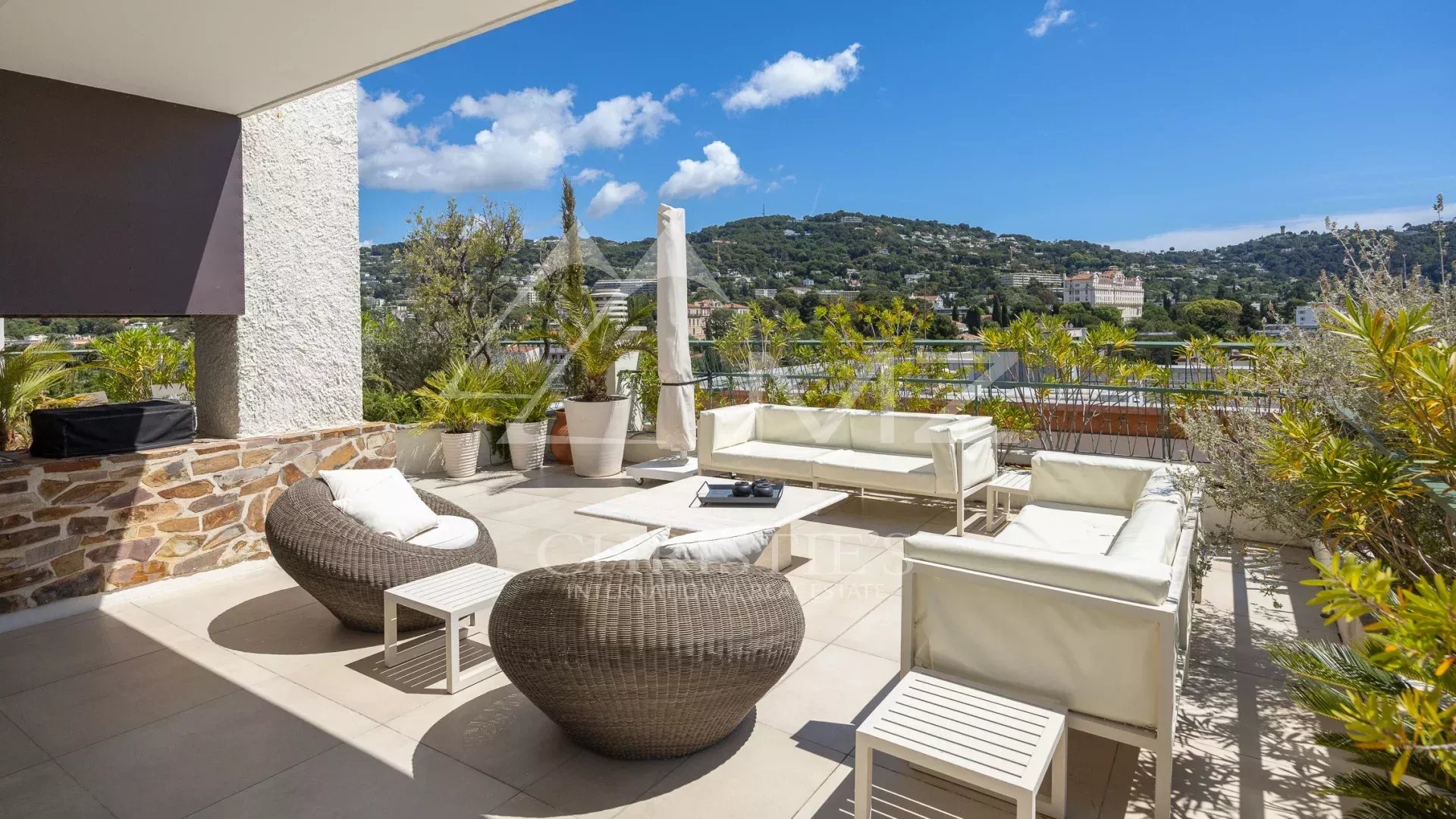 SOLE AGENT: 15 minutes walk from the city center, discover this exceptional roof villa