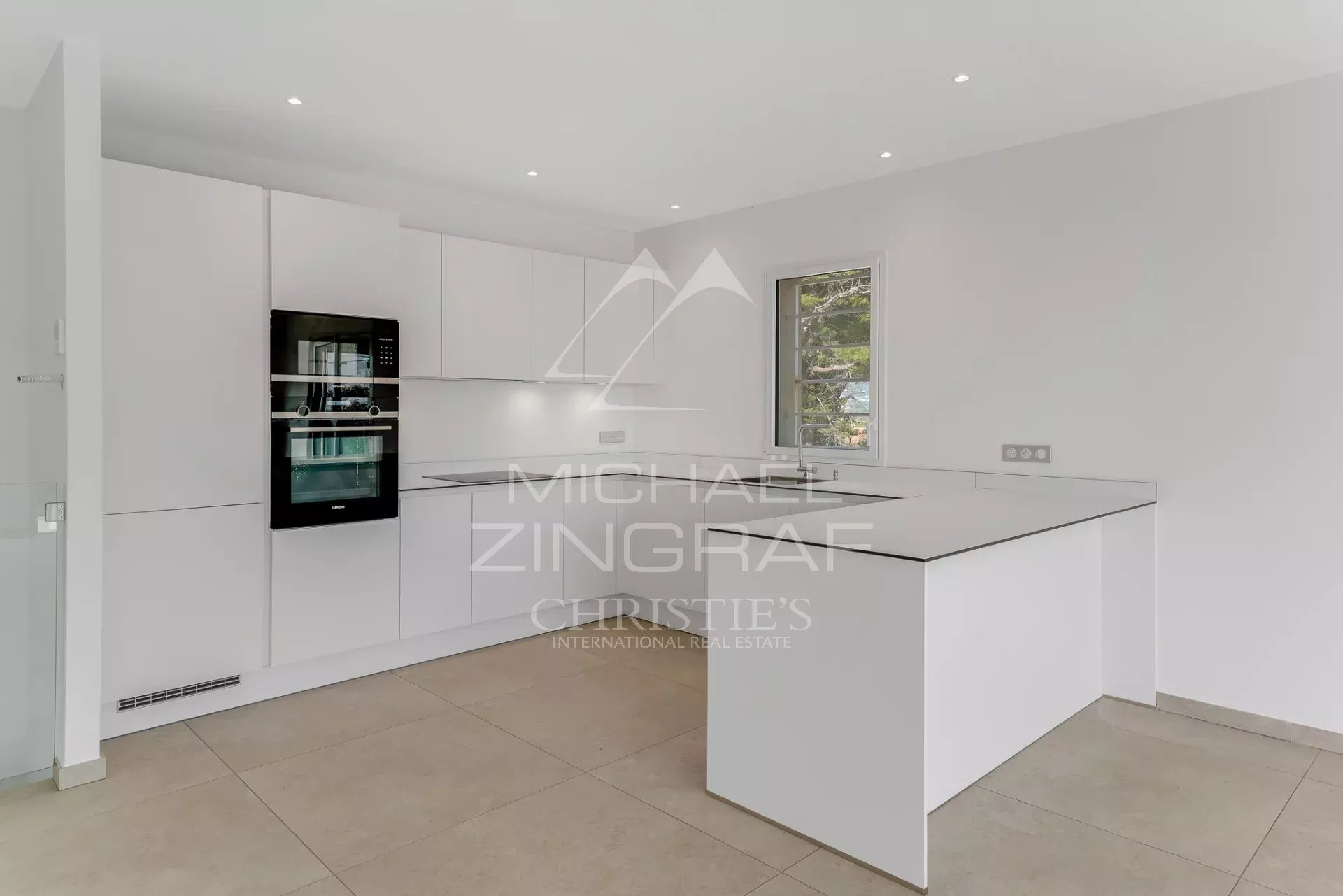 New Elegant house with sea view close to the port