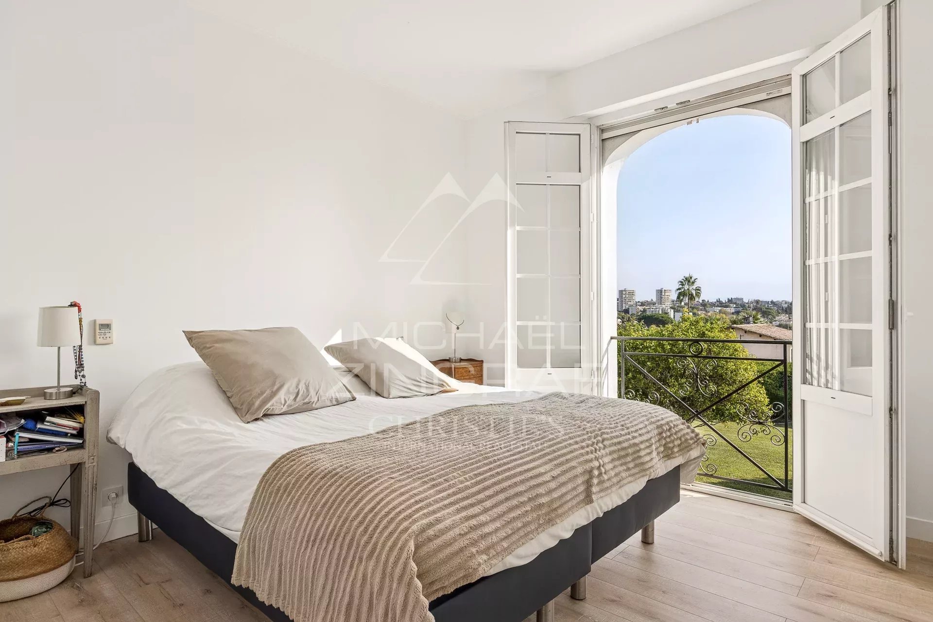 Antibes - Eucalyptus - Villa und Baugrundstück