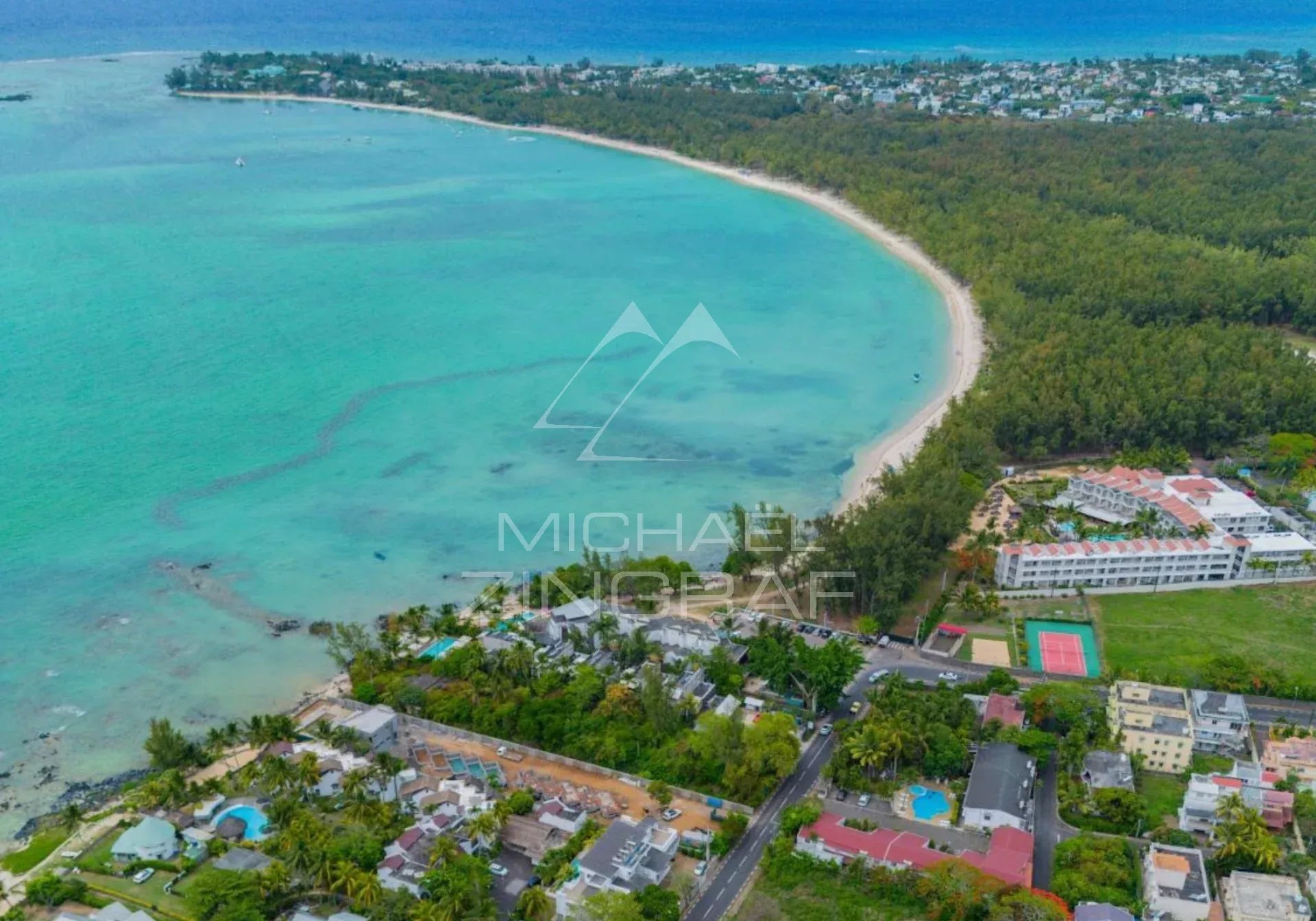 Appartement 3 chambres en rez-de-chaussée face à la piscine à Mont Choisy