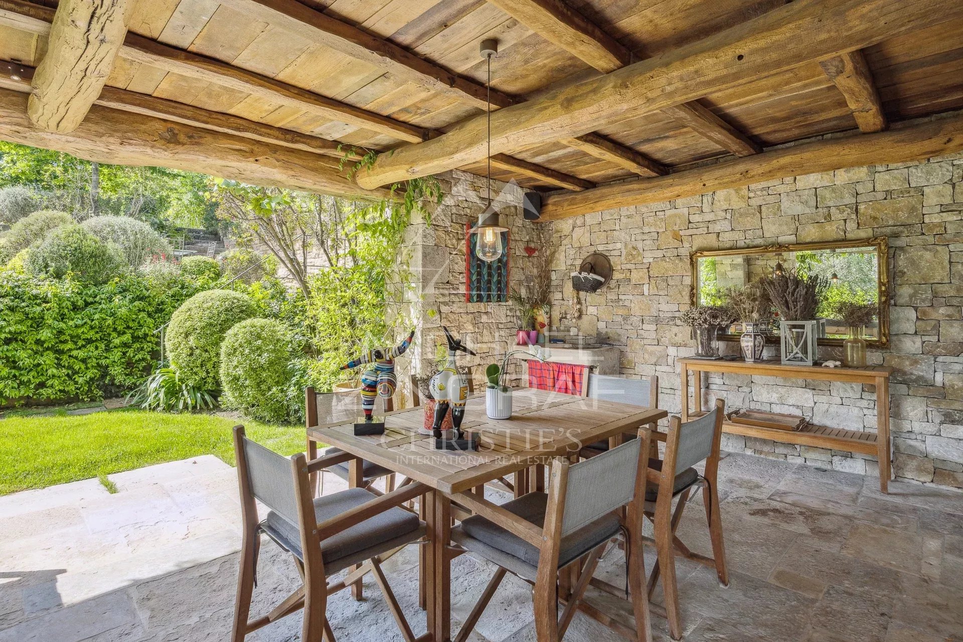 Propriété d’Exception en Provence avec Vue Panoramique sur les Villages Perchés
