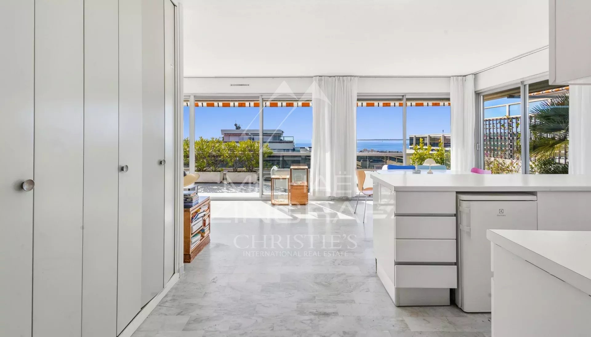 JUAN-LES-PINS – Rostagne : Villa sur le toit avec vue mer panoramique