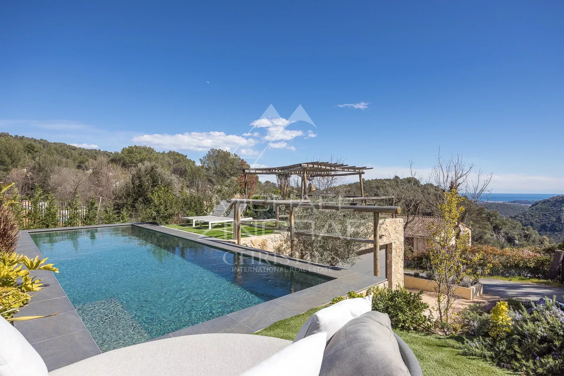 Tourrettes-sur-Loup : Propriété provençale moderne ave vue panoramique sur la mer et les collines