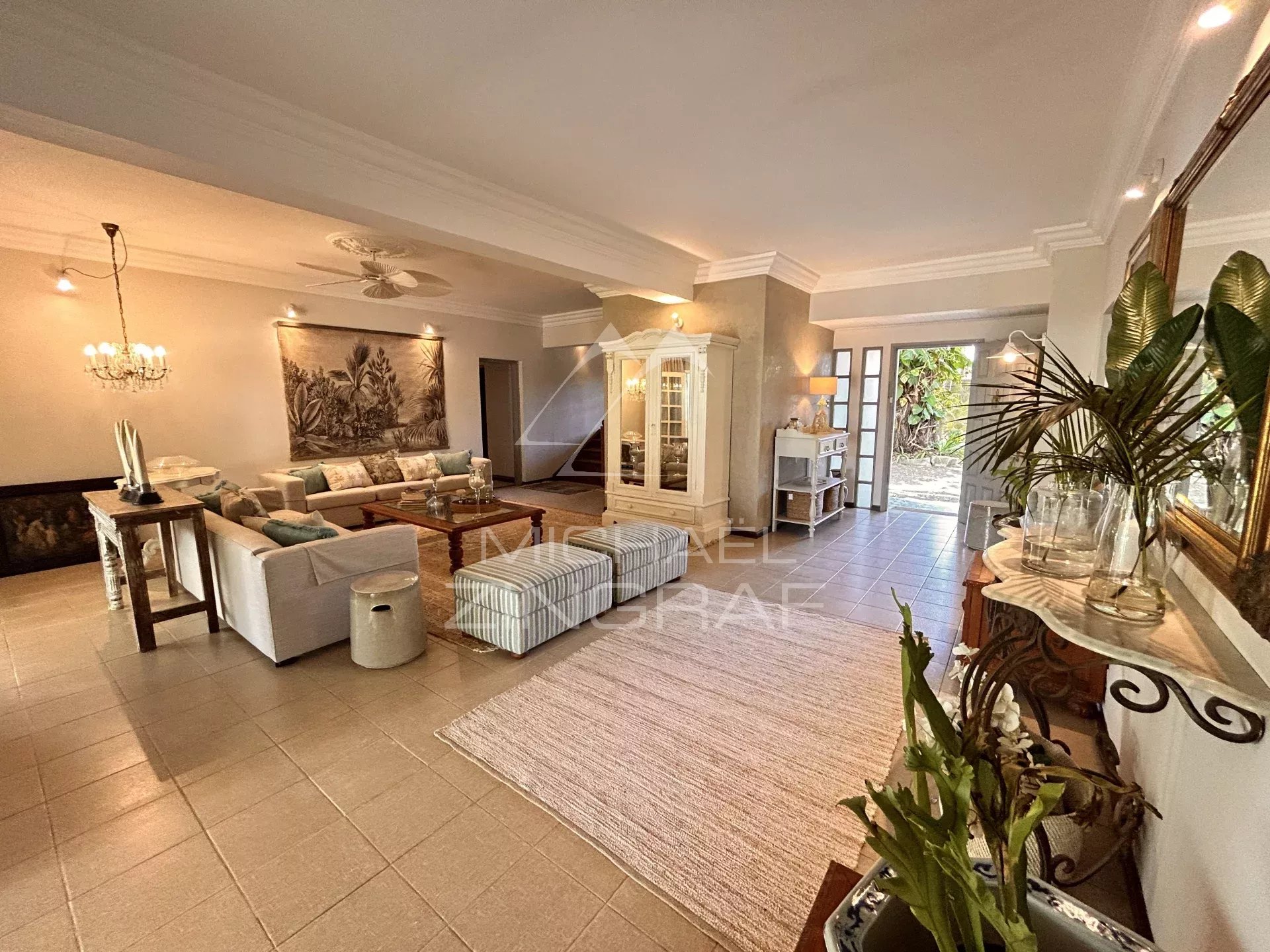 Colonial-Style Villa in Pointe aux Canonniers