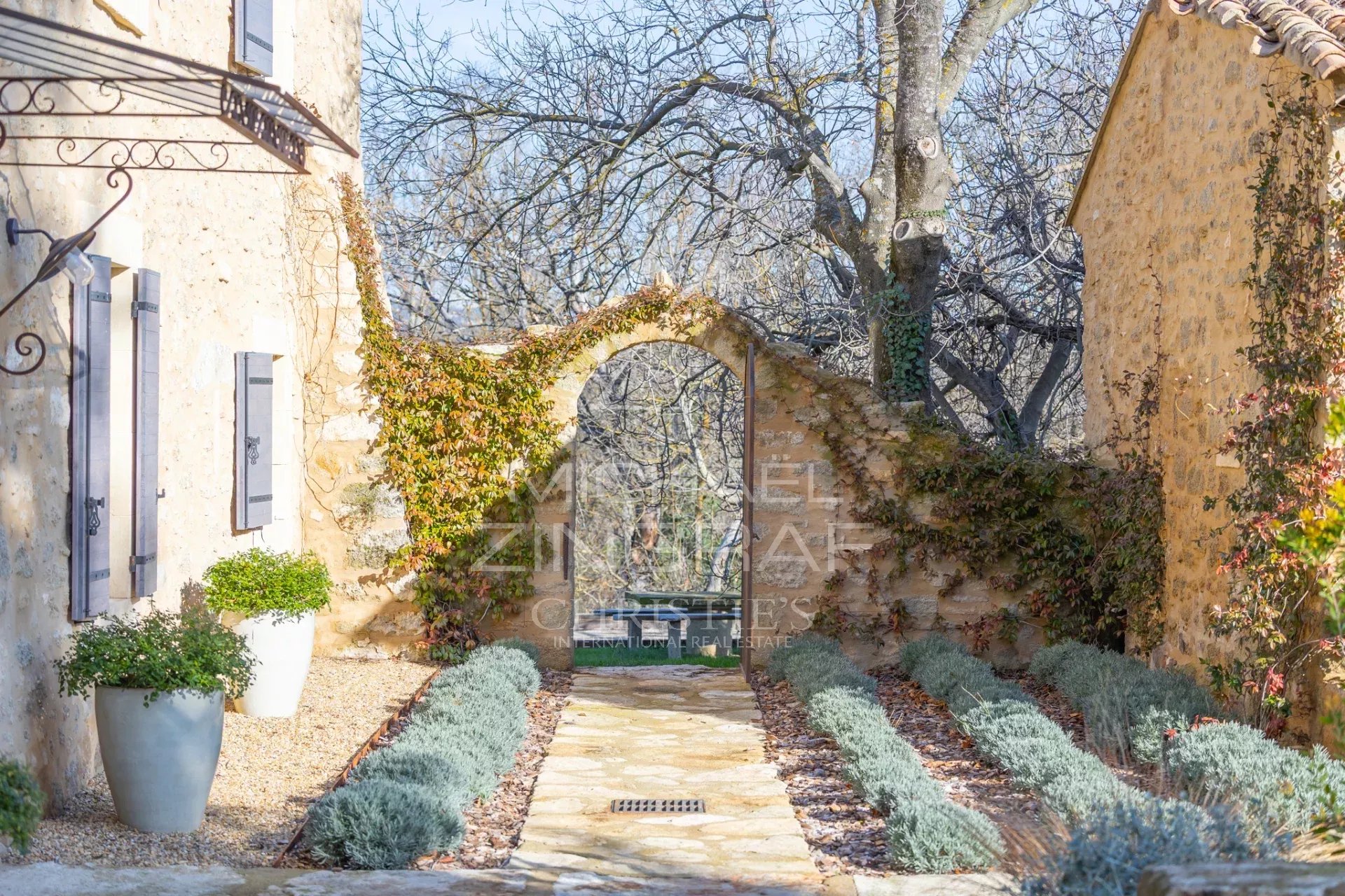 Außergewöhnliches, komplett renoviertes Landhaus auf einem 2,6 ha großen Grundstück mit Swimmingpool.