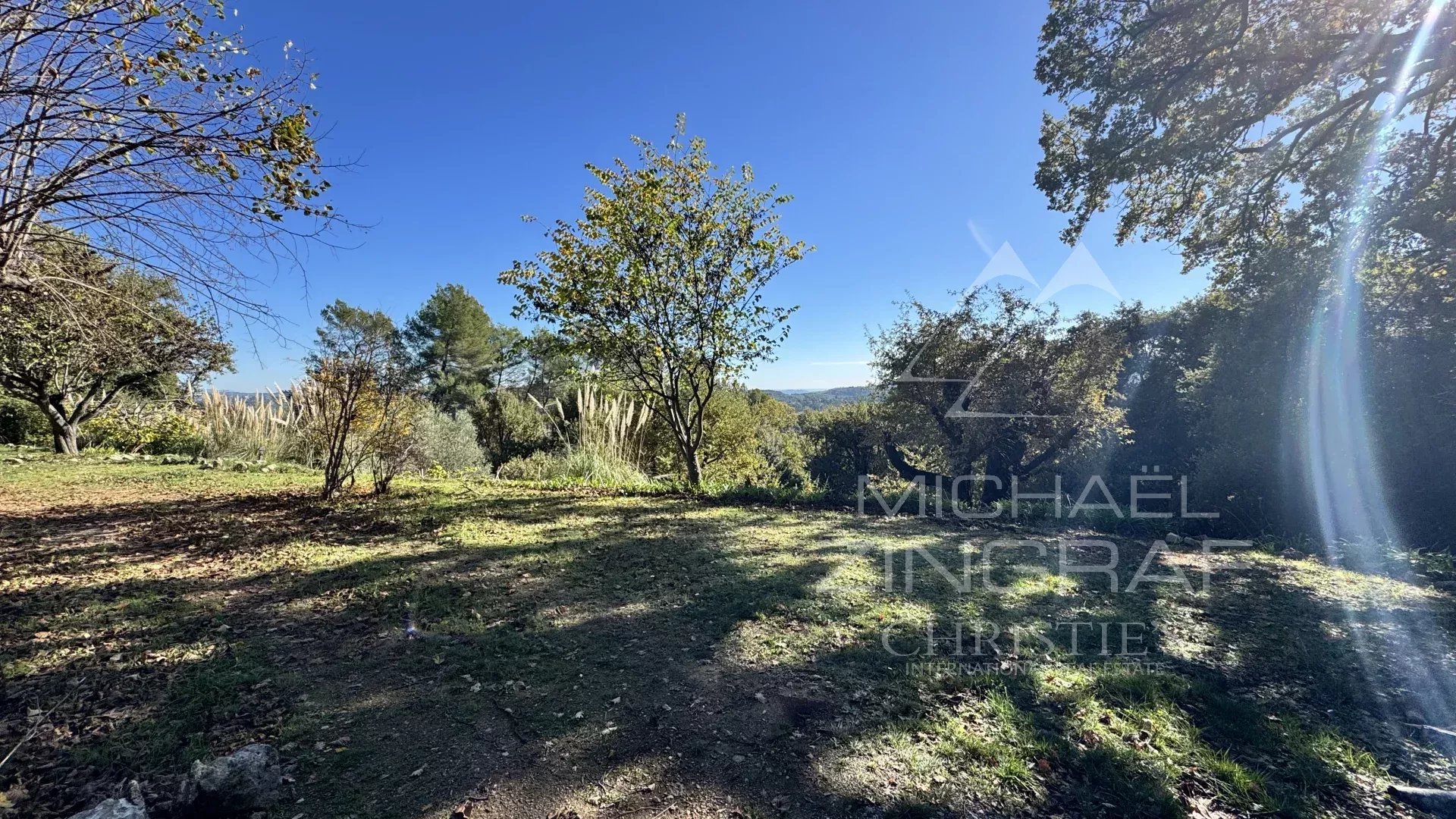 Villa Contemporaine Rénovée au Cœur de l’Arrière-Pays Cannois