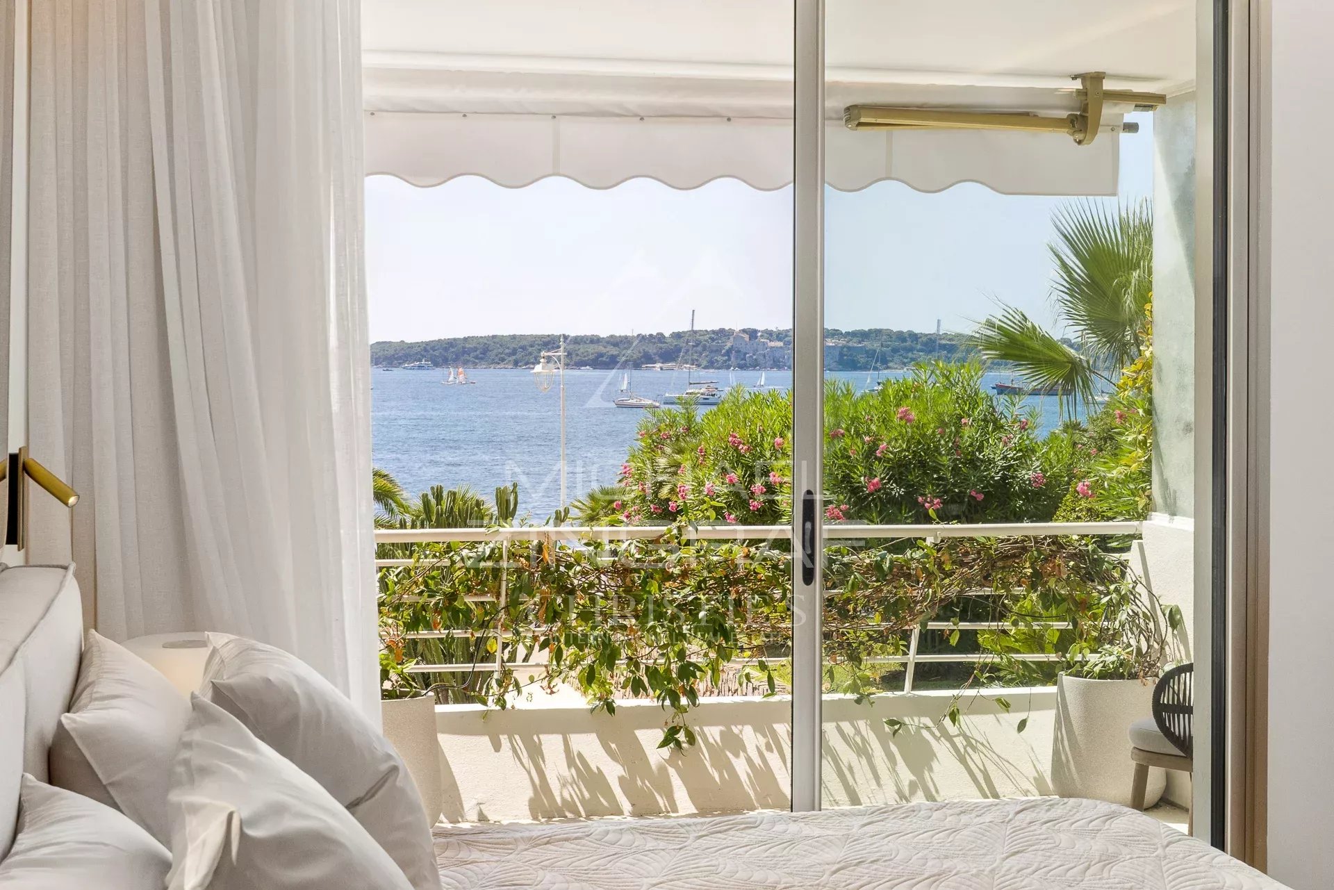 Palm Beach – Exceptional 3-Bedroom Apartment – Panoramic Sea View