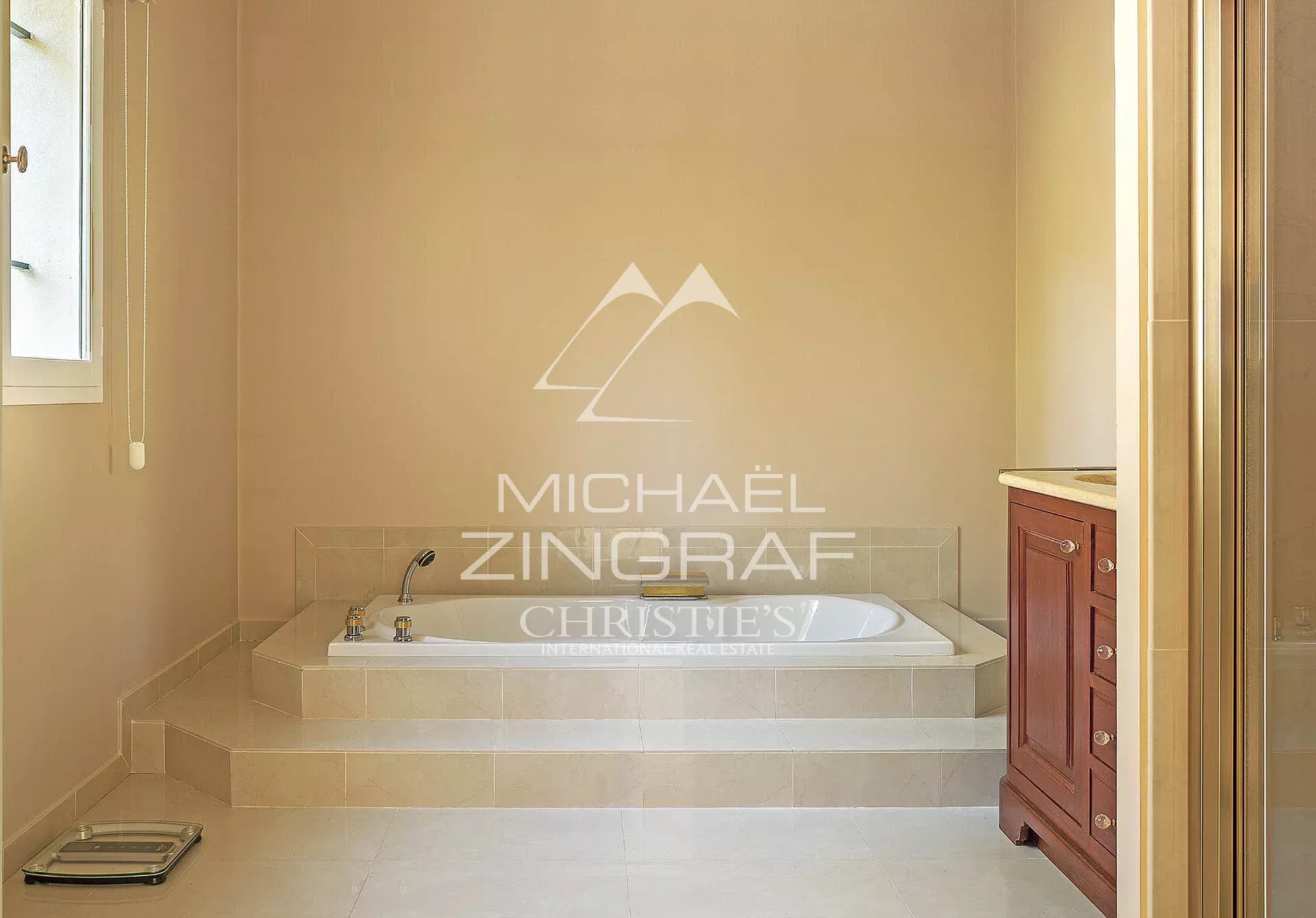 Edles Anwesen in einem grünen Paradies