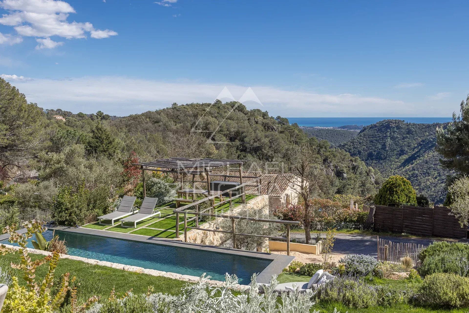 Tourrettes-sur-Loup : Propriété provençale moderne ave vue panoramique sur la mer et les collines