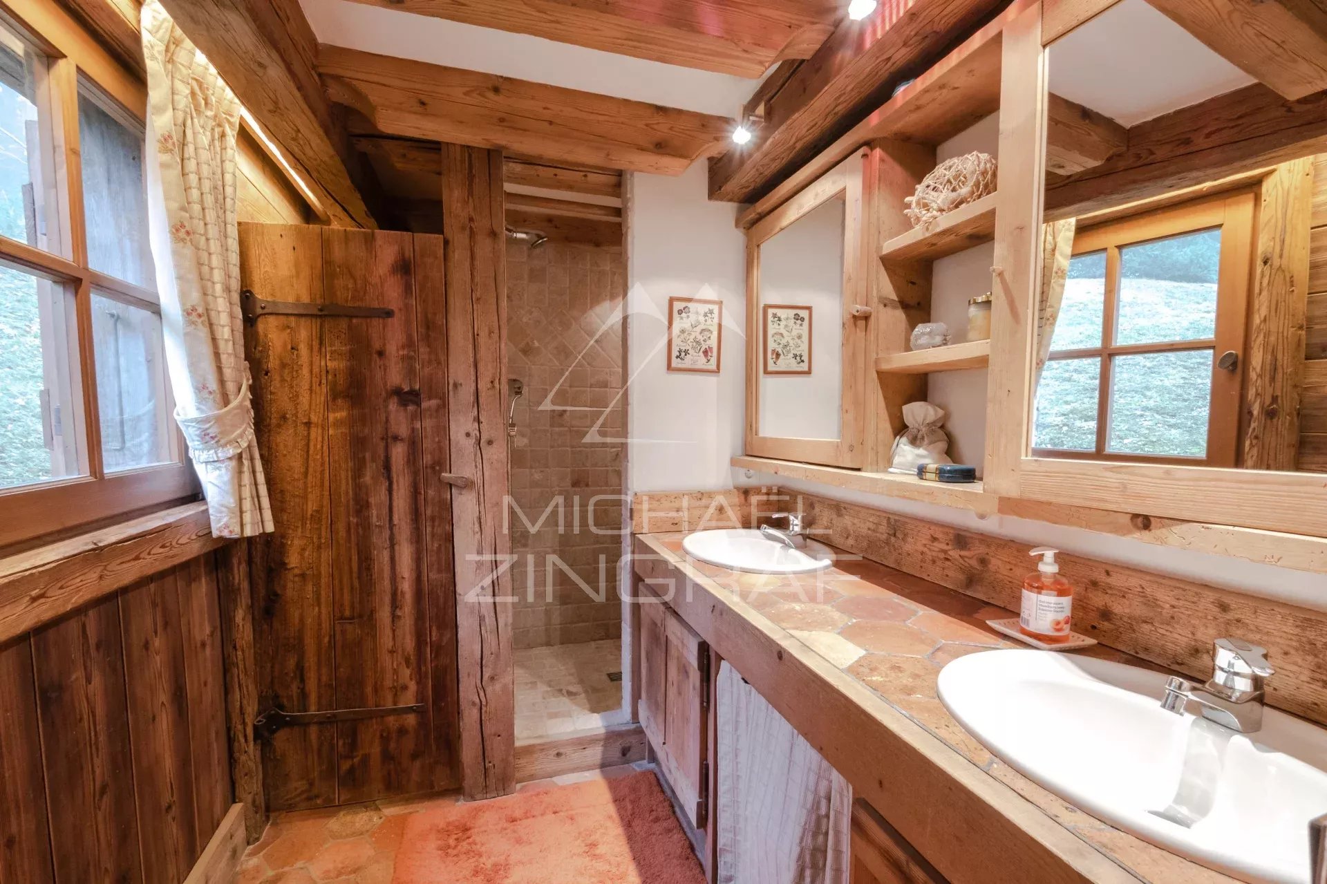 Authentique chalet en vieux bois, proche centre, "privacy" - Terrain constructible Premium