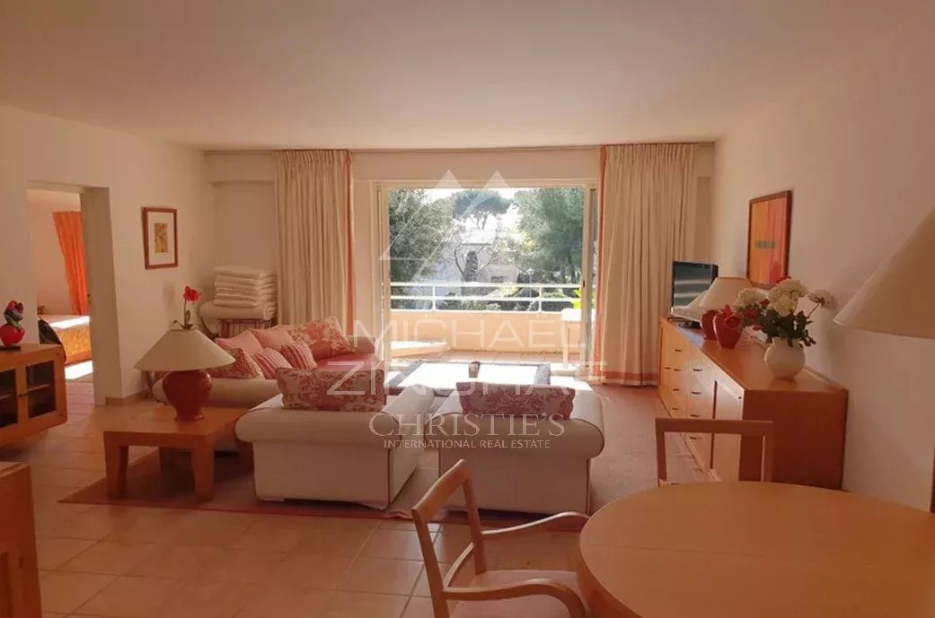 Cap d’Antibes – Élégant appartement vue dégagée échappée mer au cœur d’un parc privé