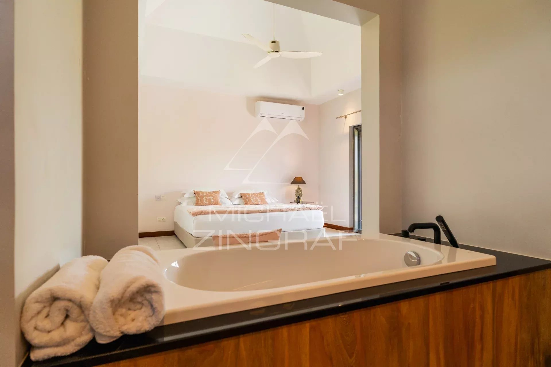 Élégante villa contemporaine face au golf - Bel Ombre