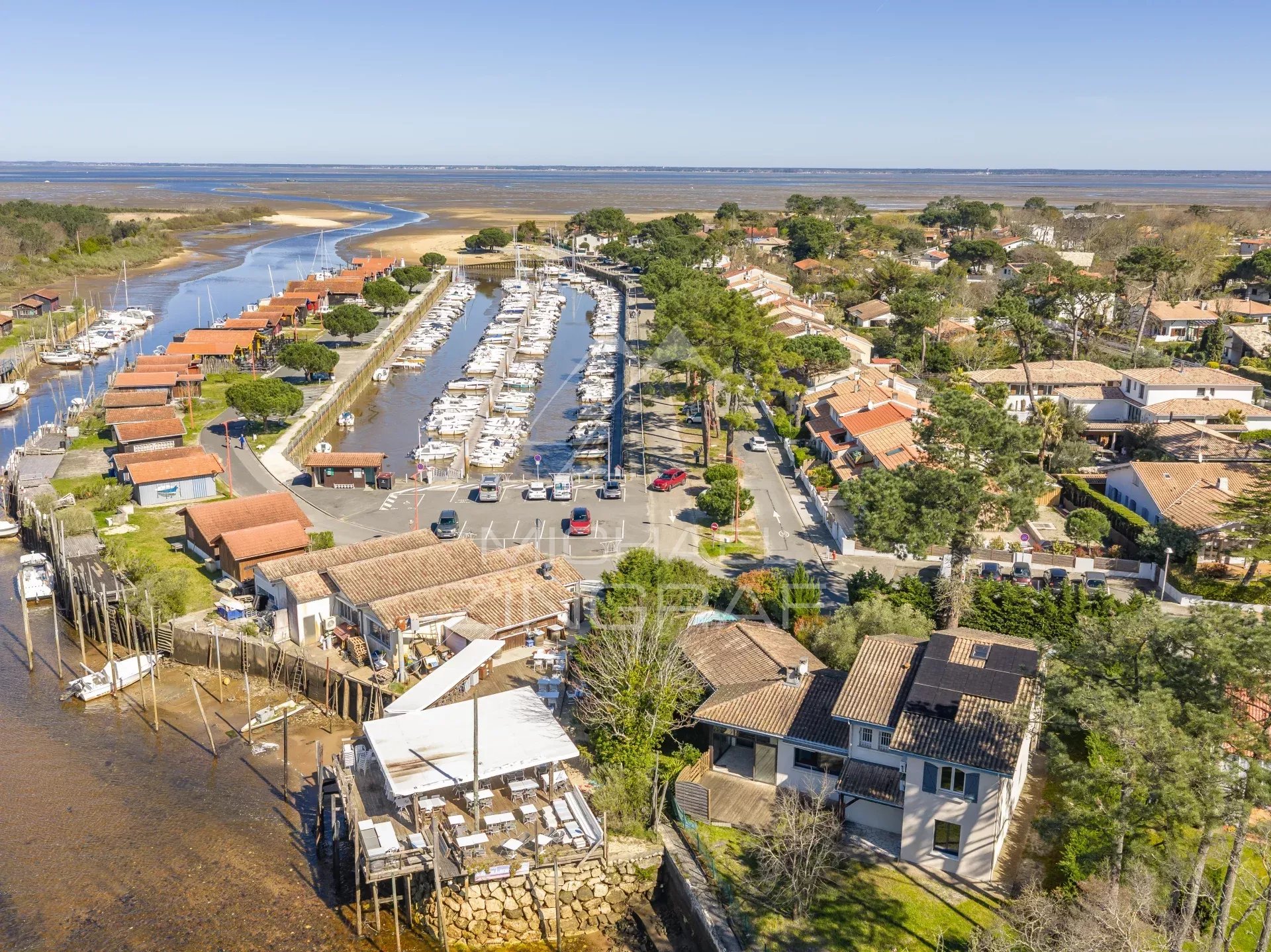Une villa d'architecte dans un décor authentique au Port de la Hume