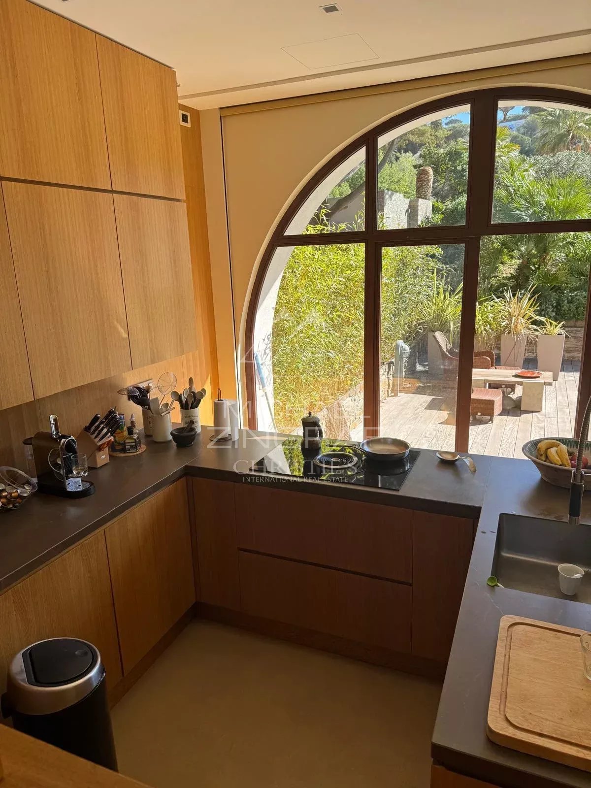 Golf of Saint-Tropez – Gassin – Ground-floor section of a house with sea views and large terraces.