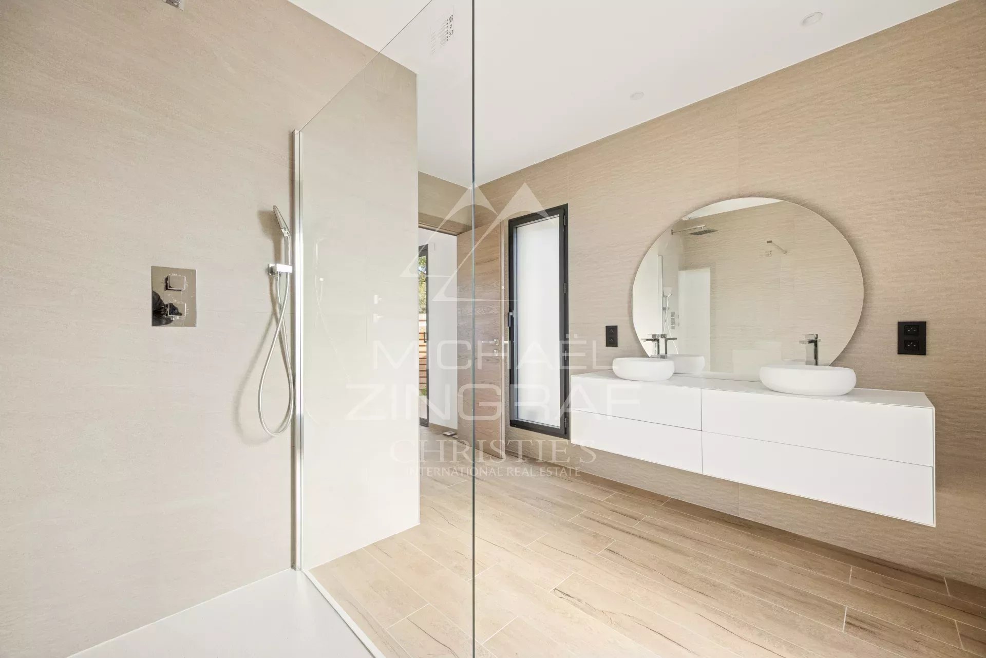 Villa contemporaine dans un domaine fermé de 3 villas