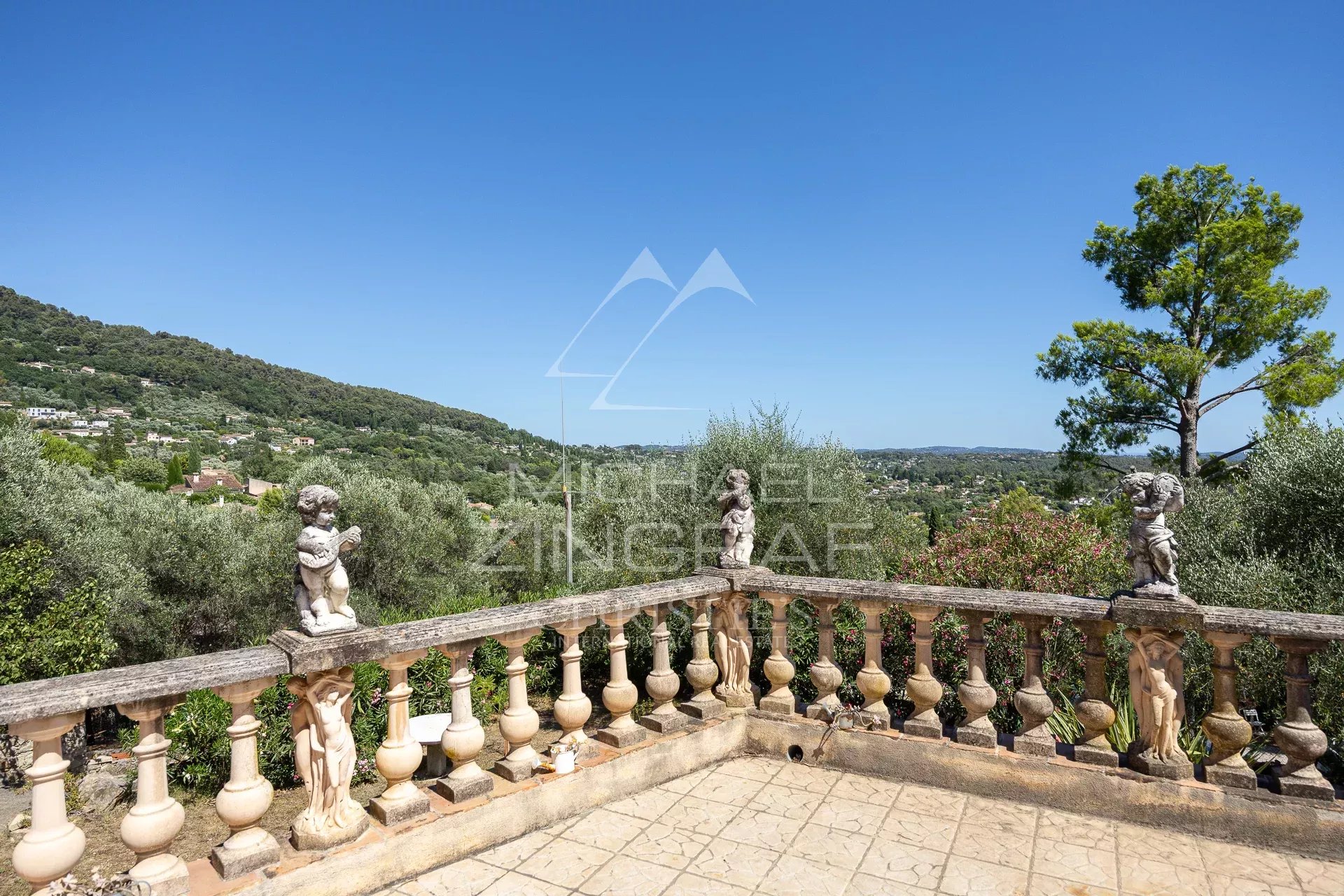 Property of two houses with dominant views and olive grove